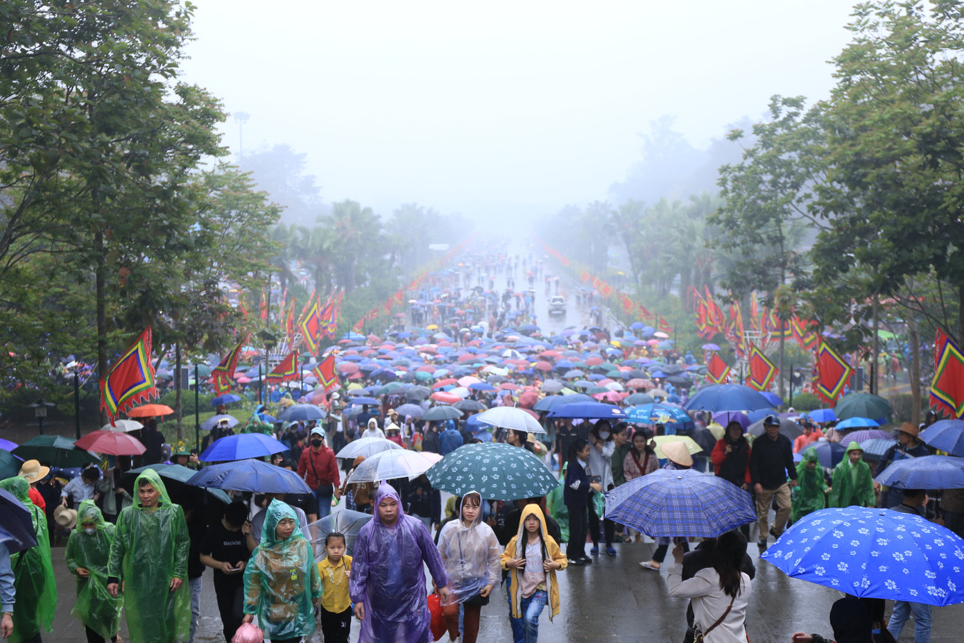 Ngày chính lễ Giỗ Tổ Hùng Vương (mùng 10/3 âm lịch), hàng vạn người đổ về Khu di tích lịch sử Đền Hùng để dâng hương tưởng nhớ các Vua Hùng.