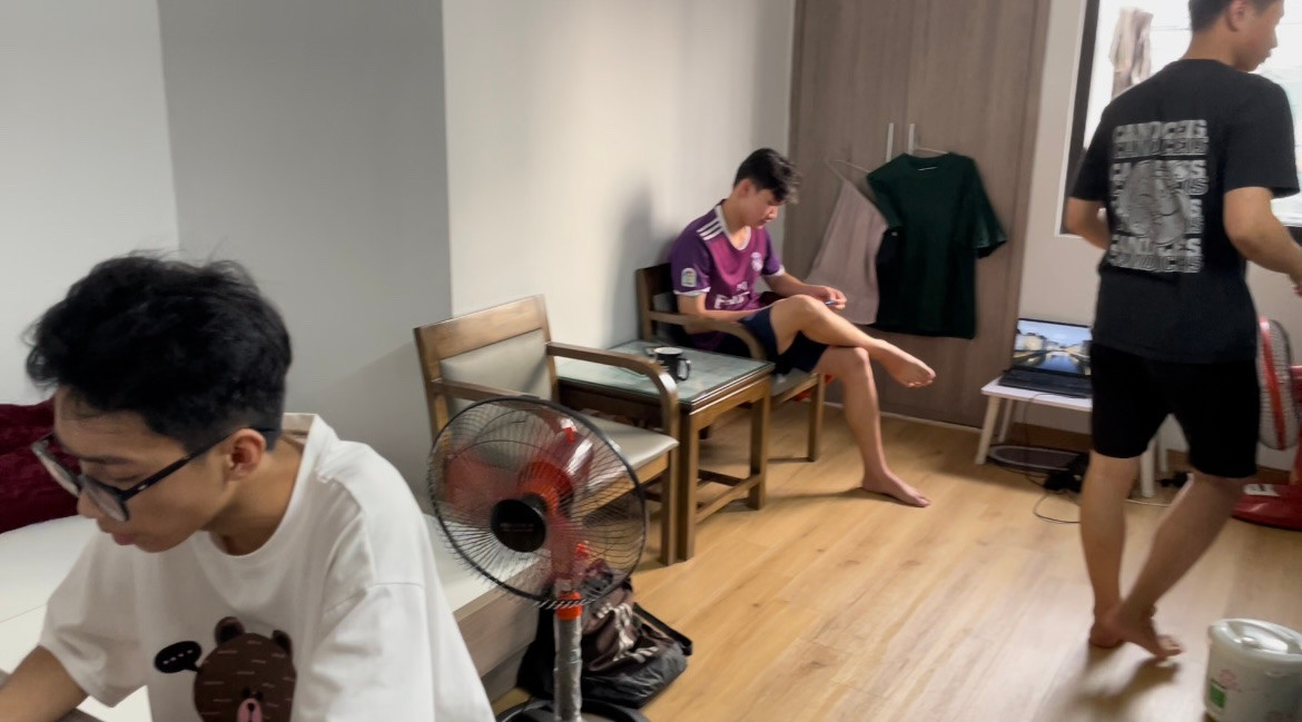 Phòng của bốn bạn sinh viên trên tầng 8 của "chung cư mini" này có diện tích khoảng 25m2, phòng khách, phòng bếp và phòng ngủ được tận dụng chung một không gian. "Tôi thấy giá cả như thế khá là phù hợp. Tuy nhiên, cần đảm bảo PCCC để chúng tôi an tâm hơn. Cùng với đó là sự kiểm tra của cơ quan chức năng ở khu vực", Lê Hữu Ánh, một thành viên trong phòng nói. Phòng của bốn bạn sinh viên trên tầng 8 của "chung cư mini" này có diện tích khoảng 25m2, phòng khách, phòng bếp và phòng ngủ được tận dụng chung một không gian. "Tôi thấy giá cả như thế khá là phù hợp. Tuy nhiên, cần đảm bảo PCCC để chúng tôi an tâm hơn. Cùng với đó là sự kiểm tra của cơ quan chức năng ở khu vực", Lê Hữu Ánh, một thành viên trong phòng nói.