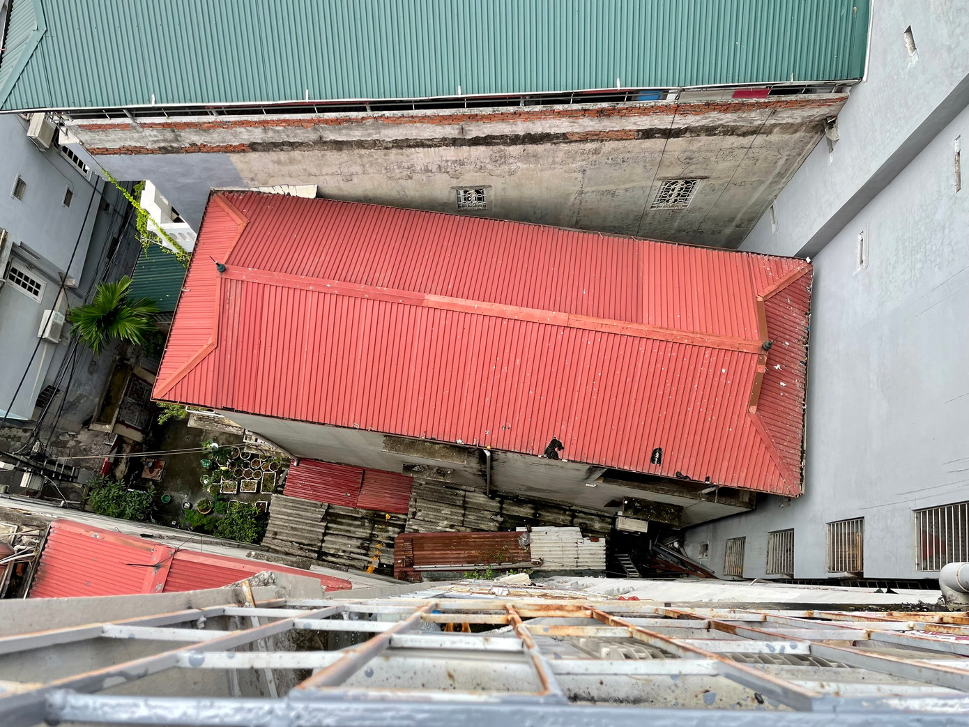 Tầng 8 của chung cư mini nhìn xuống, cao hơn hẳn so với những nhà xung quanh. Tầng 8 của chung cư mini nhìn xuống, cao hơn hẳn so với những nhà xung quanh.