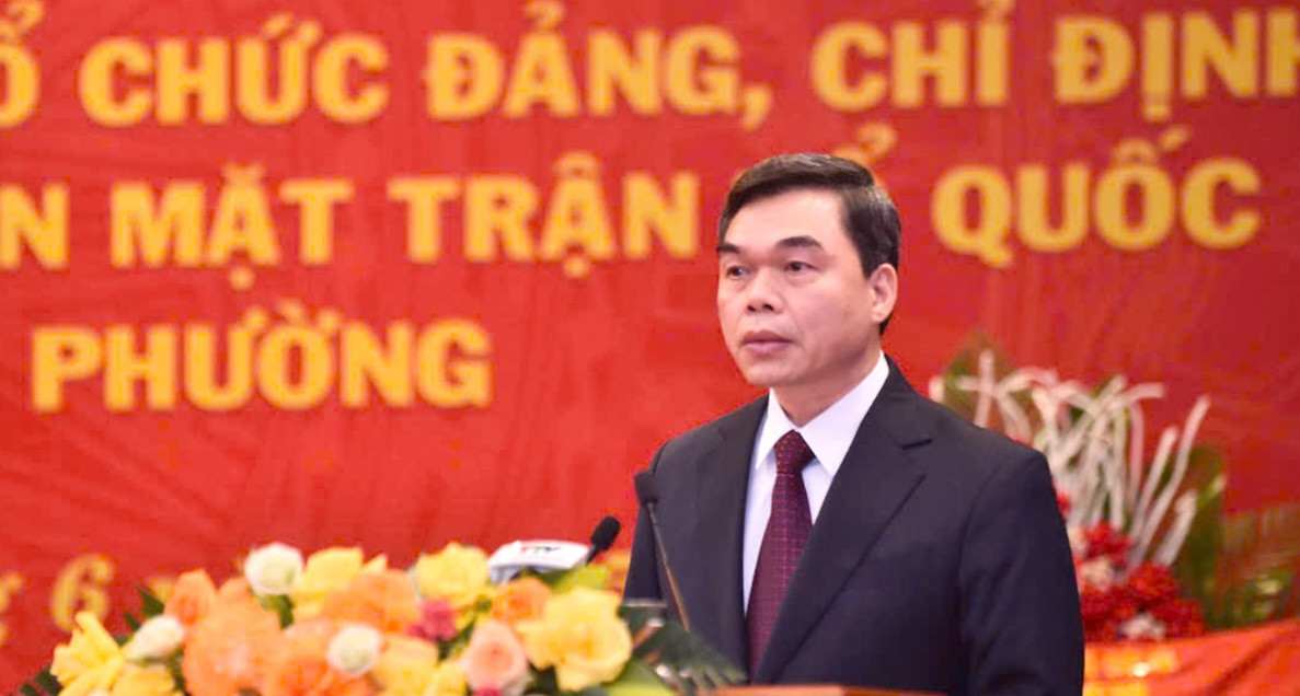 Ông Ma Thế Hồng, Phó Bí thư Tỉnh uỷ công bố các Quyết định thành lập tổ chức Đảng, chỉ định cấp ủy, HĐND, UBND, Uỷ ban MTTQ cấp tỉnh, các xã, phường. Ảnh: Thanh Phúc.