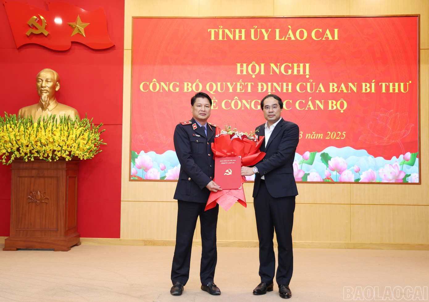 Ông Trịnh Xuân Trường - Bí thư Tỉnh ủy, Chủ tịch UBND tỉnh Lào Cai - trao quyết định chỉ định ông Nguyễn Minh Tiến tham gia Ban Chấp hành Đảng bộ tỉnh Lào Cai nhiệm kỳ 2020-2025. Ảnh: Báo Lào Cai. Ông Trịnh Xuân Trường - Bí thư Tỉnh ủy, Chủ tịch UBND tỉnh Lào Cai - trao quyết định chỉ định ông Nguyễn Minh Tiến tham gia Ban Chấp hành Đảng bộ tỉnh Lào Cai nhiệm kỳ 2020-2025. Ảnh: Báo Lào Cai.