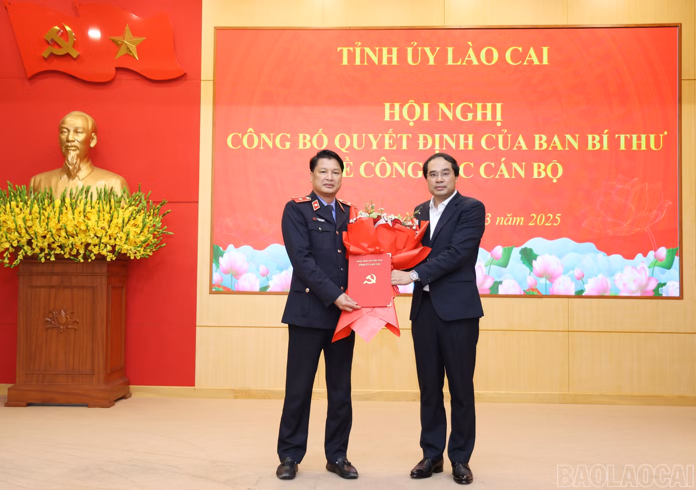 Ông Trịnh Xuân Trường - Bí thư Tỉnh ủy, Chủ tịch UBND tỉnh - trao quyết định chỉ định ông Nguyễn Minh Tiến tham gia Ban Chấp hành Đảng bộ tỉnh Lào Cai nhiệm kỳ 2020-2025. Ảnh: Báo Lào Cai. Ông Trịnh Xuân Trường - Bí thư Tỉnh ủy, Chủ tịch UBND tỉnh - trao quyết định chỉ định ông Nguyễn Minh Tiến tham gia Ban Chấp hành Đảng bộ tỉnh Lào Cai nhiệm kỳ 2020-2025. Ảnh: Báo Lào Cai.