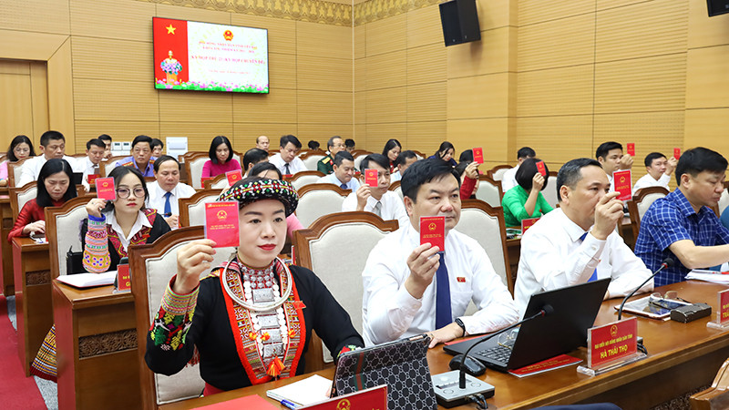 Đại biểu HĐND tỉnh Yên Bái và đại biểu HĐND tỉnh Lào Cai biểu quyết thông qua Nghị quyết Kỳ họp với sự thống nhất cao. Ảnh: Thu Trang - Lan Hương - Trần Quang Ánh. Đại biểu HĐND tỉnh Yên Bái và đại biểu HĐND tỉnh Lào Cai biểu quyết thông qua Nghị quyết Kỳ họp với sự thống nhất cao. Ảnh: Thu Trang - Lan Hương - Trần Quang Ánh.