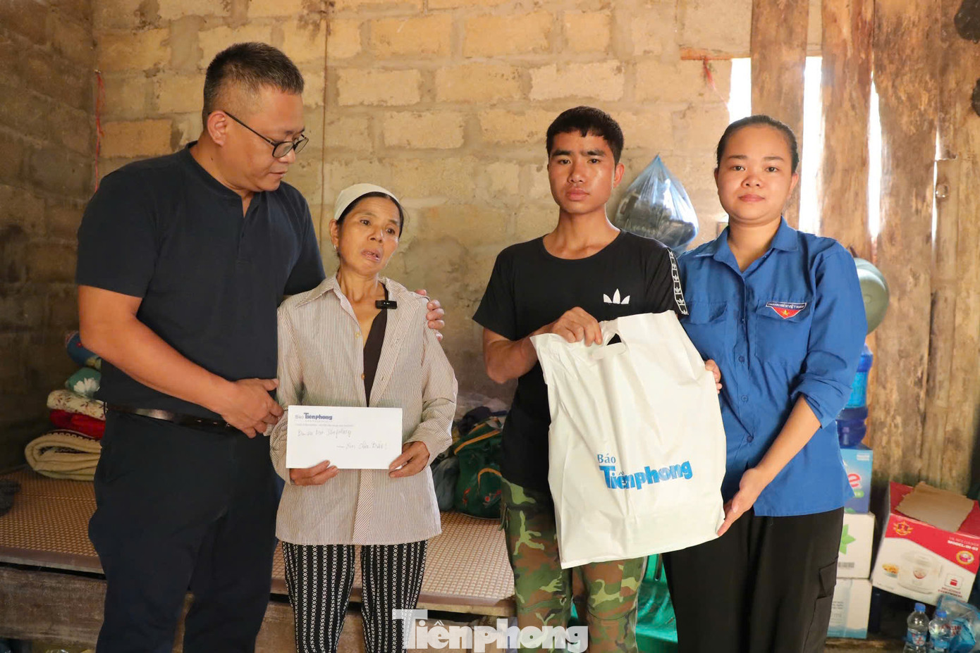 Nhà báo Hồ Sỹ Lực, Phó trưởng Ban Bạn đọc và Công tác xã hội báo Tiền Phong chia buồn với gia đình chị Nết và trao tặng ủng hộ gia đình 5 triệu đồng. "Đây là phần đóng góp của các nhà hảo tâm qua báo Tiền Phong làm lễ đến thắp hương, động viên gia đình", Nhà báo Hồ Sỹ Lực nói. Tại đây, anh Lực, nhà hảo tâm tại Bắc Ninh cũng ủng hộ gia đình chị Nết 5 triệu đồng, mong chị sớm ổn định cuộc sống. Sau đó, trên hành trình, anh Lực tiếp tục trao 15 triệu đồng cho 3 trường hợp có người nhà tử vong tại Lạng Sơn và Cao Bằng.