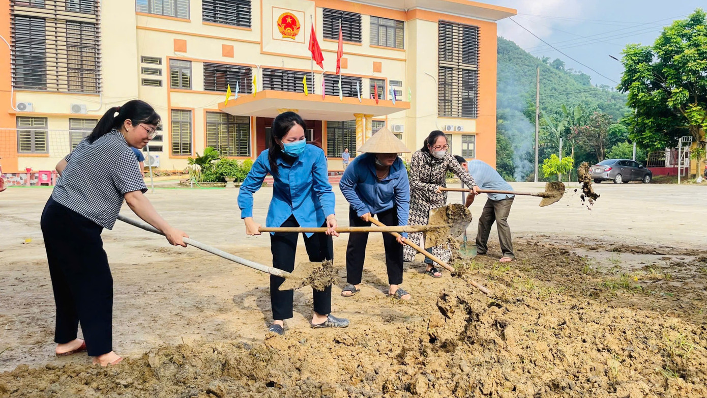 Không chỉ hỗ trợ người dân trong thực hiện thủ tục hành chính, đoàn viên, thanh niên còn tham gia chuyển đồ đạc, dọn dẹp, chỉnh trang và trồng cây xanh xung quanh các trụ sở chính quyền mới, góp phần tạo cảnh quan sạch đẹp, thân thiện.