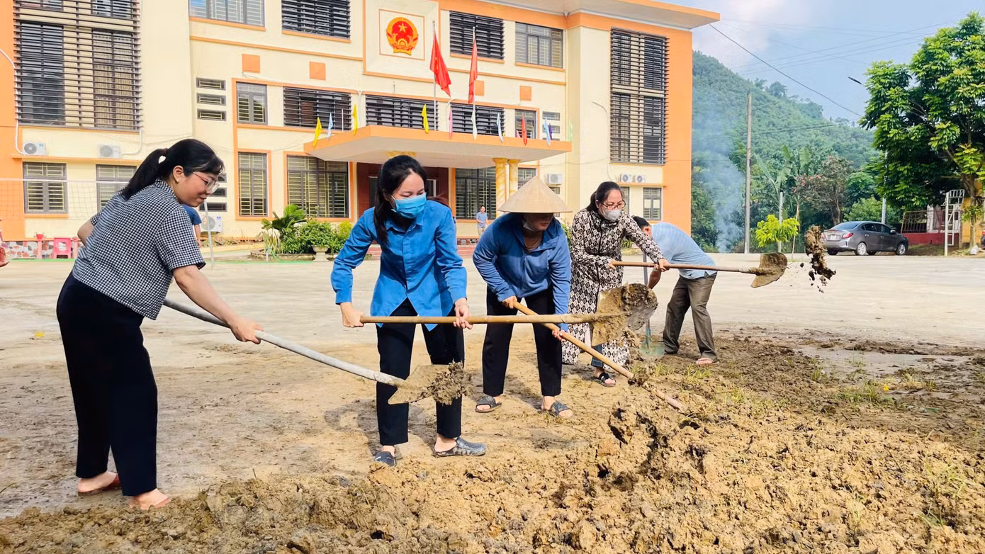 Không chỉ hỗ trợ người dân trong thực hiện thủ tục hành chính, đoàn viên, thanh niên còn tham gia chuyển đồ đạc, dọn dẹp, chỉnh trang và trồng cây xanh xung quanh các trụ sở chính quyền mới, góp phần tạo cảnh quan sạch đẹp, thân thiện.