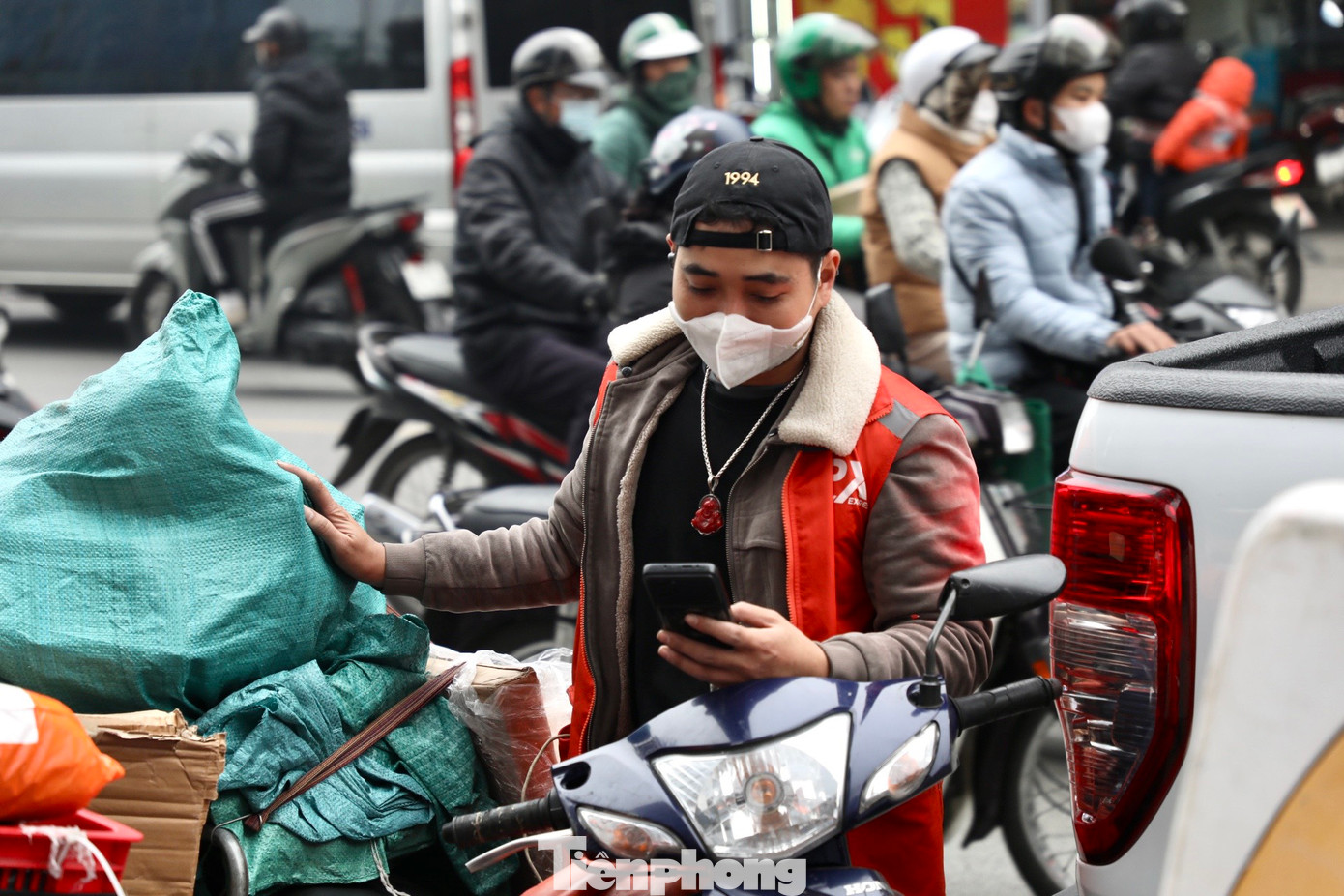 Những ngày này, khắp các tuyến phố ở Hà Nội, các "shiper" đang tất bật với công việc của mình. Bạn Lê Mạnh Hùng (25 tuổi, quê Hưng Yên) đã làm công việc này được 3 năm nay cho biết: "Lượng hàng ngày tết tăng gấp đôi so với bình thường, tôi mỗi ngày phải giao đến gần 400 đơn hàng. Tuy vất vả nhưng cũng cố gắng để có thêm thu nhập".