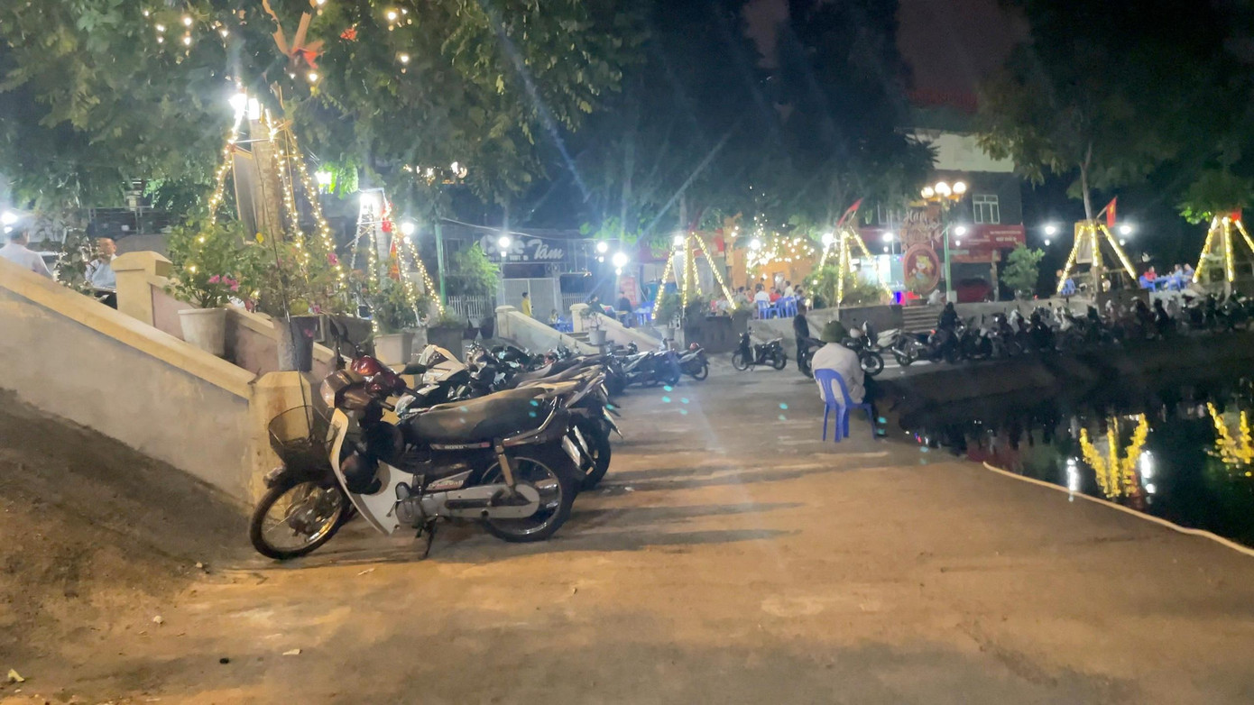 Tính ra, phải đến hàng nghìn mét vuông vỉa hè, đường quanh hồ Rùa bị chiếm dụng sử dụng trái phép