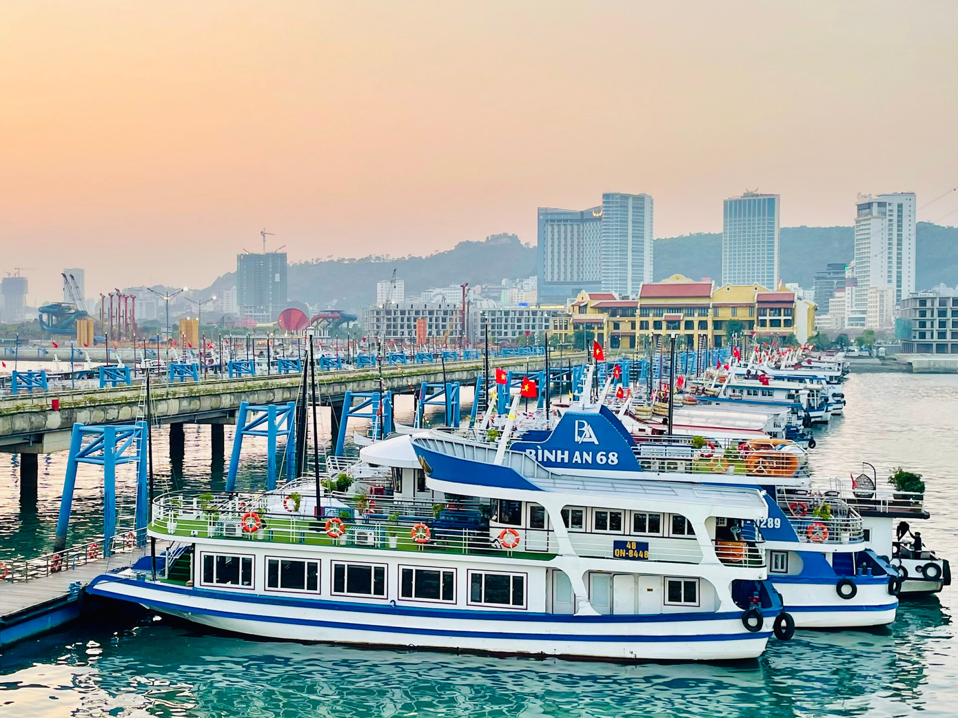 Tàu neo đậu tại cảng. Tàu neo đậu tại cảng.