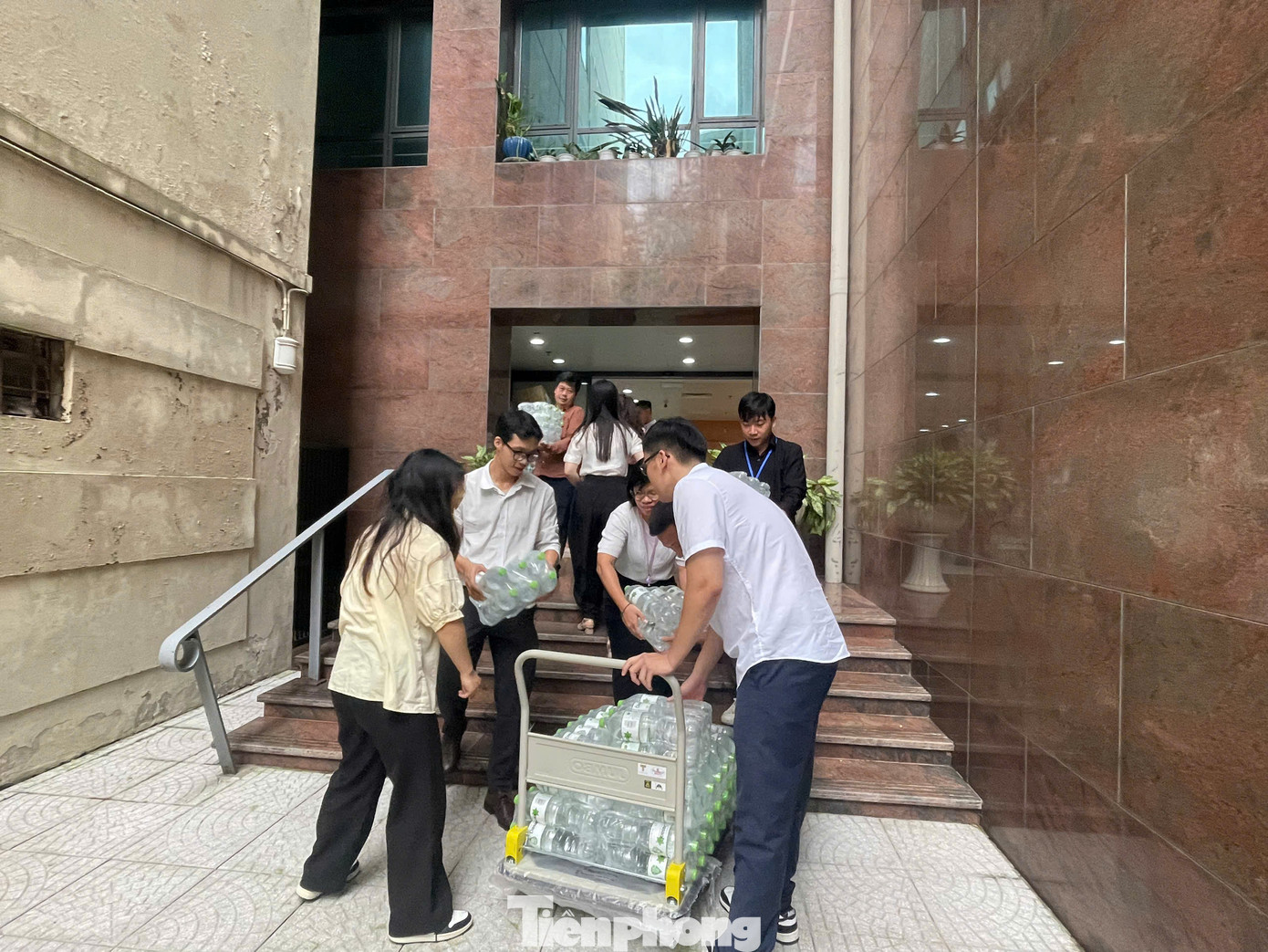 "Chứng kiến những cảnh tượng đau thương mà bà con vùng bão lũ đang phải trải qua, chúng tôi không kìm được nỗi xót xa. Hơn bao giờ hết, tôi và nhiều đoàn viên, thanh niên của Ngân hàng Trung ương sẵn sàng hỗ trợ đồng bào miền Bắc vượt qua khó khăn này. Với tinh thần tuổi trẻ Thanh niên Ngân hàng Trung ương, Đoàn Thanh niên không chỉ hỗ trợ về vật chất mà còn mong muốn trao gửi tình cảm, sự động viên để đồng bào miền Bắc thêm vững tin. Chúng tôi hi vọng rằng có thể cùng góp phần giúp người dân vùng bão, lũ vượt qua khó khăn và nhanh chóng ổn định cuộc sống", chị Vũ Lam Giang, đoàn viên Ngân hàng Trung ương chia sẻ.