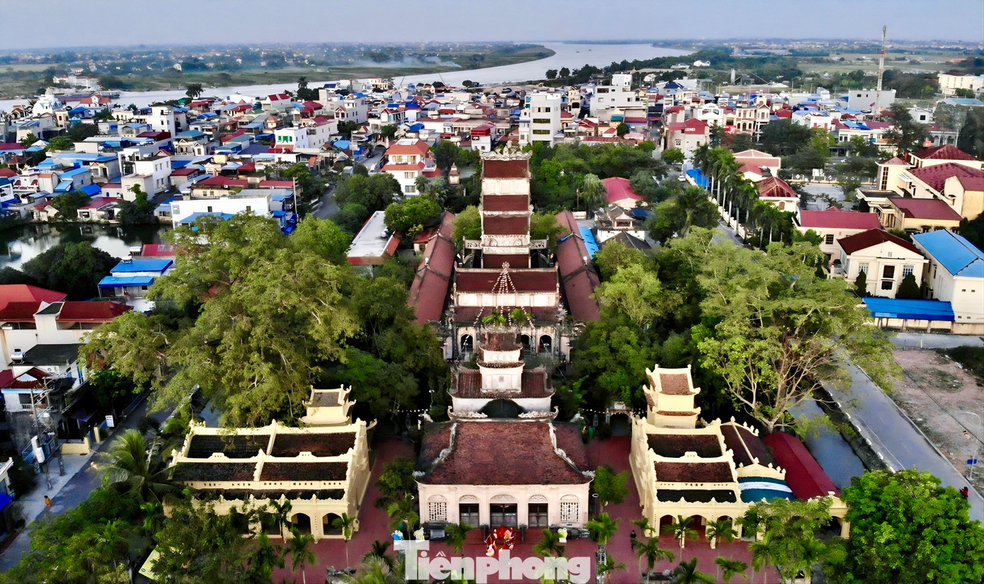 Chùa Cổ Lễ hiệu là Thần Quang Tự, là một trong những danh lam thắng cảnh nổi tiếng, là di tích lịch sử – văn hóa đặc biệt cấp quốc gia của vùng đồng bằng châu thổ sông Hồng nằm tại thị trấn Cổ Lễ, huyện Trực Ninh, tỉnh Nam Định. Chùa được xây dựng từ thế kỷ XII, dưới thời vua Lý Thần Tông, thờ Phật và đức thánh tổ Nguyễn Minh Không. Với lối kiến trúc độc đáo, chùa Cổ Lễ mang trong mình vẻ thâm nghiêm, tráng lệ của một ngôi cổ tự cổ kính nghìn năm tuổi.