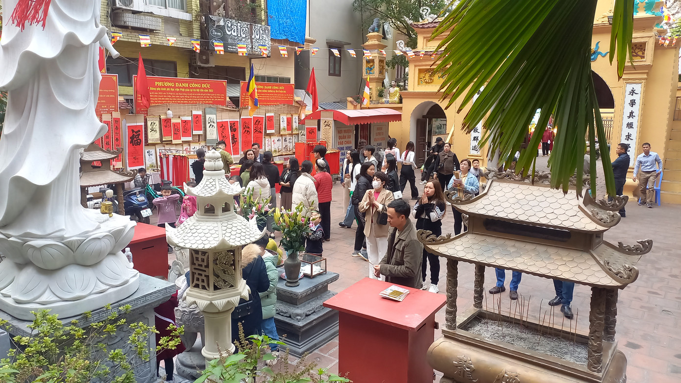 Dịp đầu năm, hàng nghìn người đổ về để chiêm bái, du xuân, mong năm mới mọi việc thuận lợi.