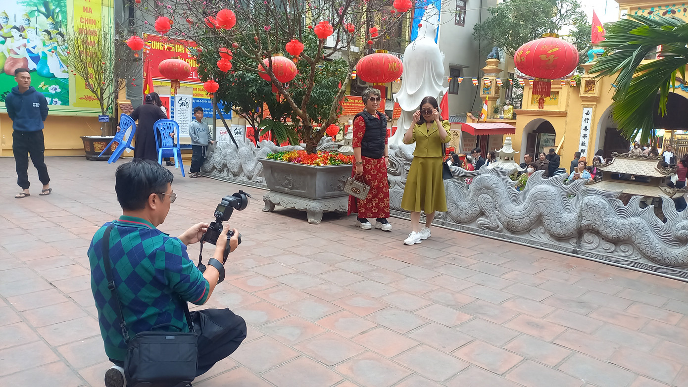 Nhiều người dân đến du xuân, chụp ảnh kỷ niệm.