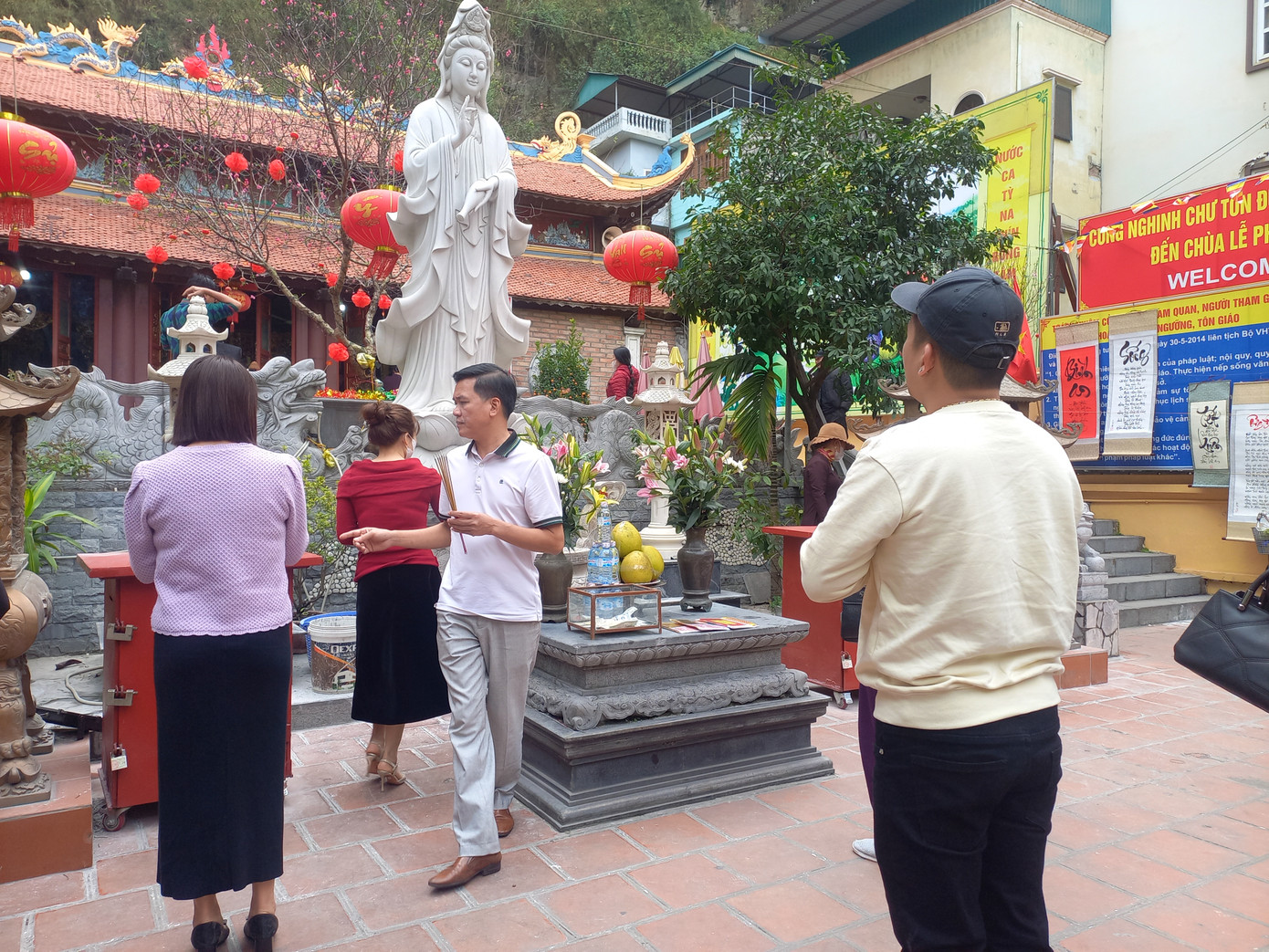 Anh Phạm Văn Đức, 39 tuổi, (TP Hạ Long, Quảng Ninh) chia sẻ: "Cứ sau Mùng 3 Tết, gia đình tôi cùng nhau đi chùa Long Tiên. Tôi mong cho gia đình mạnh khỏe, bình an, công việc hanh thông".