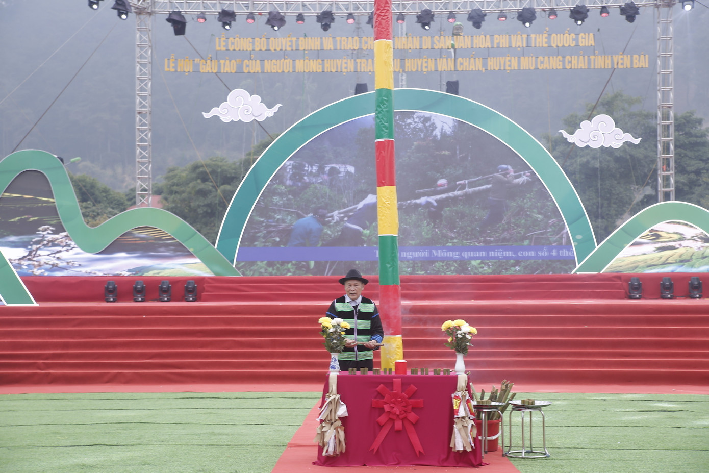 Lễ hội mở đầu với nghi thức cúng tạ ơn các vị thần núi, thần đất, thần trời, thần suối do nghệ nhân Giàng A Su thực hiện theo phong tục truyền thống.