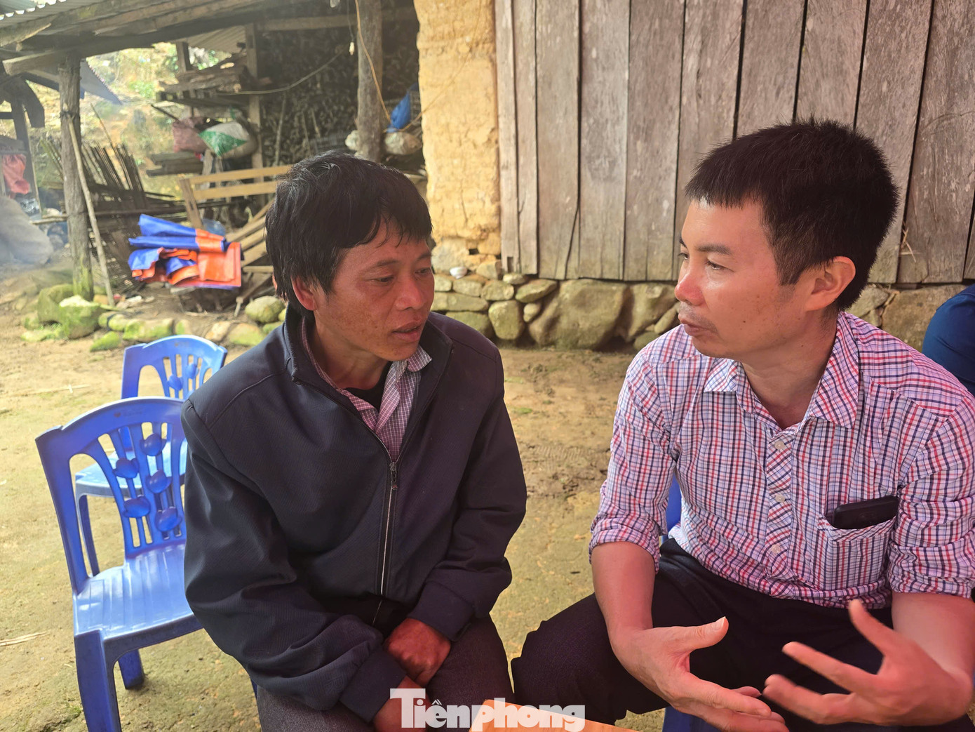 Anh Lý Phùng Khỉn (bên trái) chia sẻ những mất mát. Anh Lý Phùng Khỉn (bên trái) chia sẻ những mất mát.