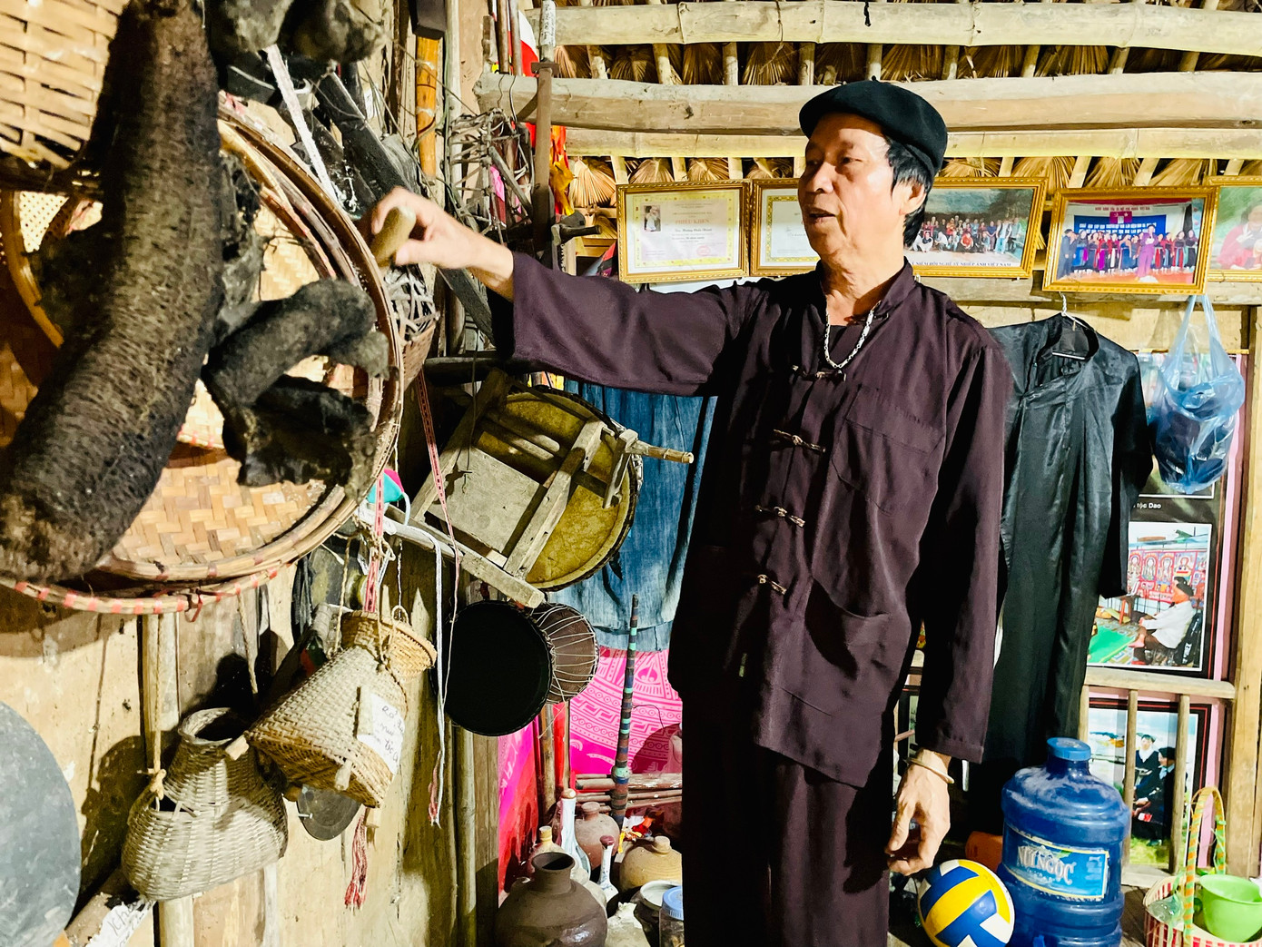 Ông Lâm giới thiệu về bộ sưu tập vật dụng của người Cao Lan xưa mà ông tìm kiếm được.