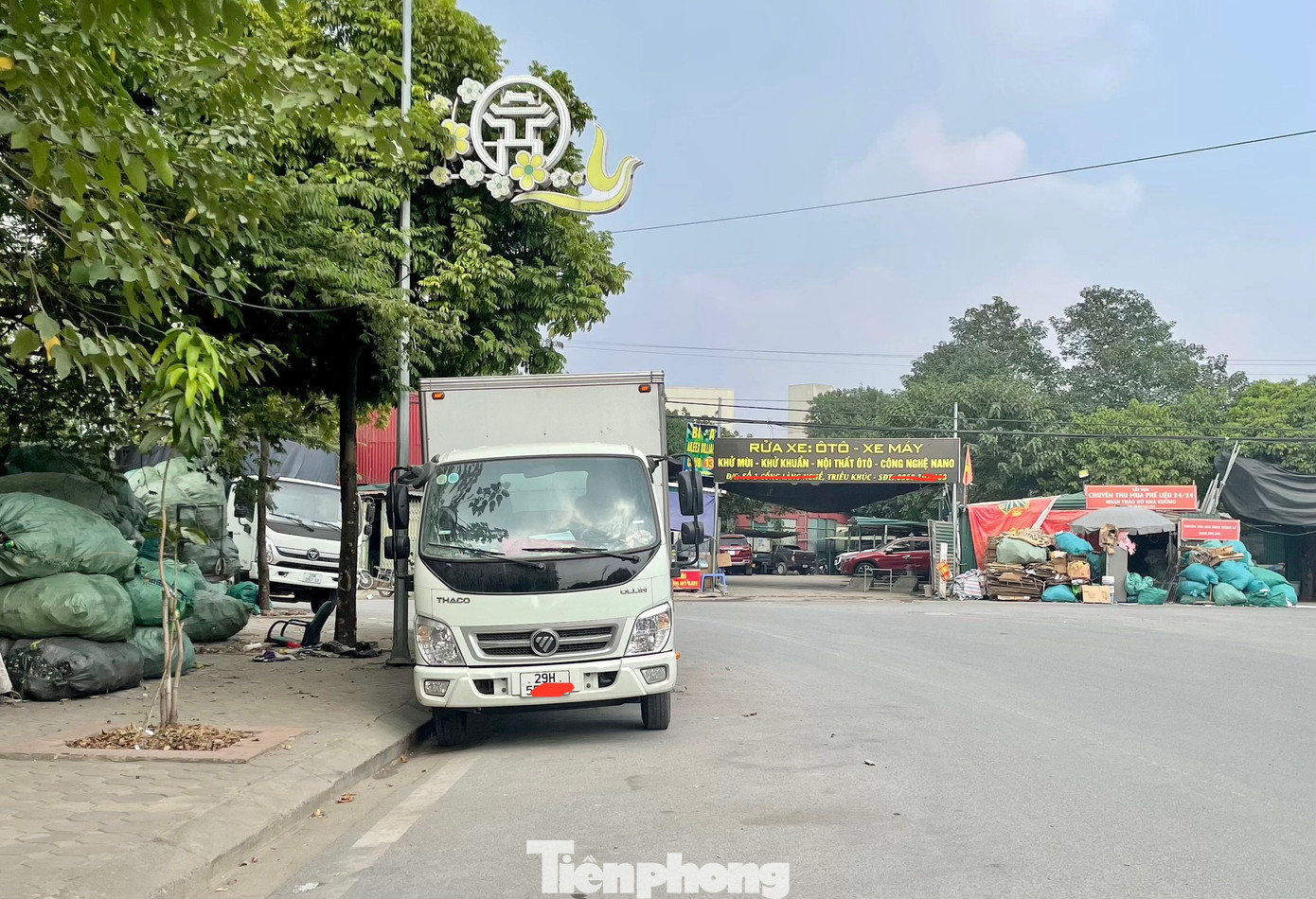 Ngay đầu ngã ba đường Tân Triều Mới, nằm sát bãi rửa xe ô tô, là cơ sở thu gom quây bằng tôn, bên ngoài là biển hiệu lớn với nội dung “chuyên thu mua phế liệu 24/24". Xung quay khu vực này cũng có nhiều nơi tập kết phế liệu.