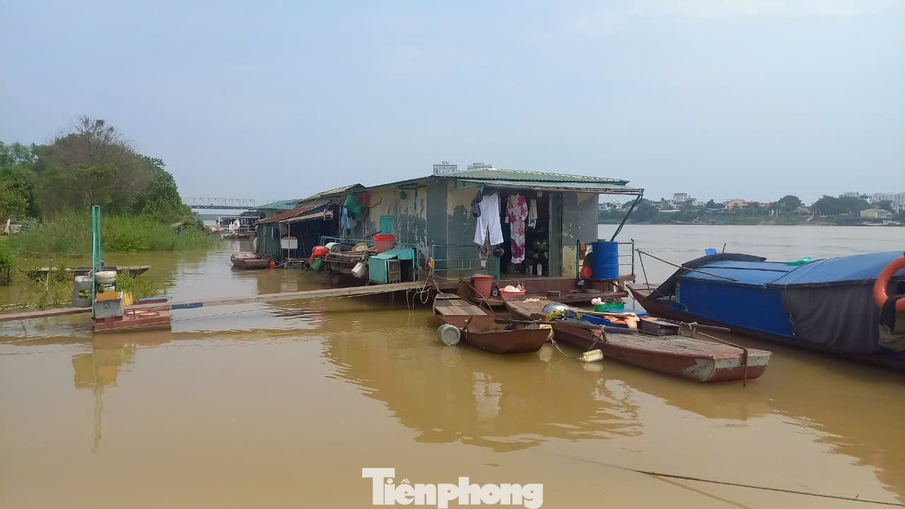 Nhà phao trên sông Hồng.