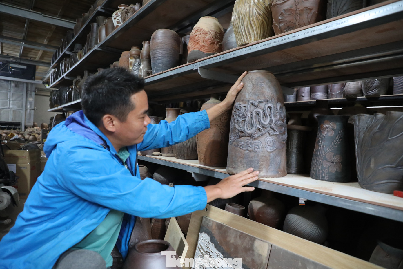 Chiếc bình đựng hoa được tạo hình rồng thời Lý.