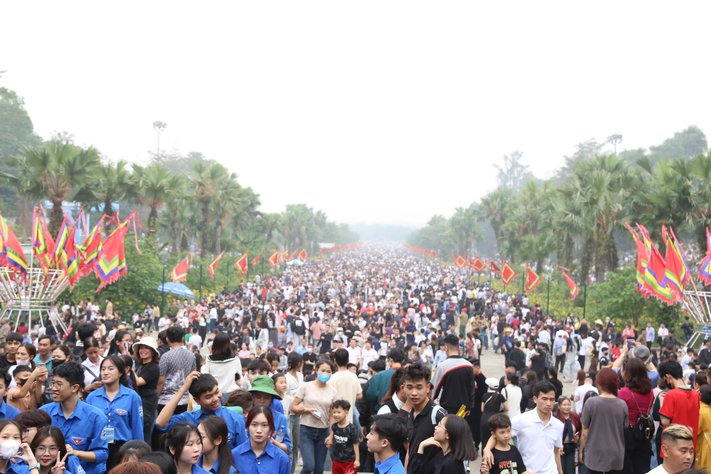 Dù đã 16h, từng đoàn người vẫn nối nhau leo dốc, bước chân không hề ngơi nghỉ.