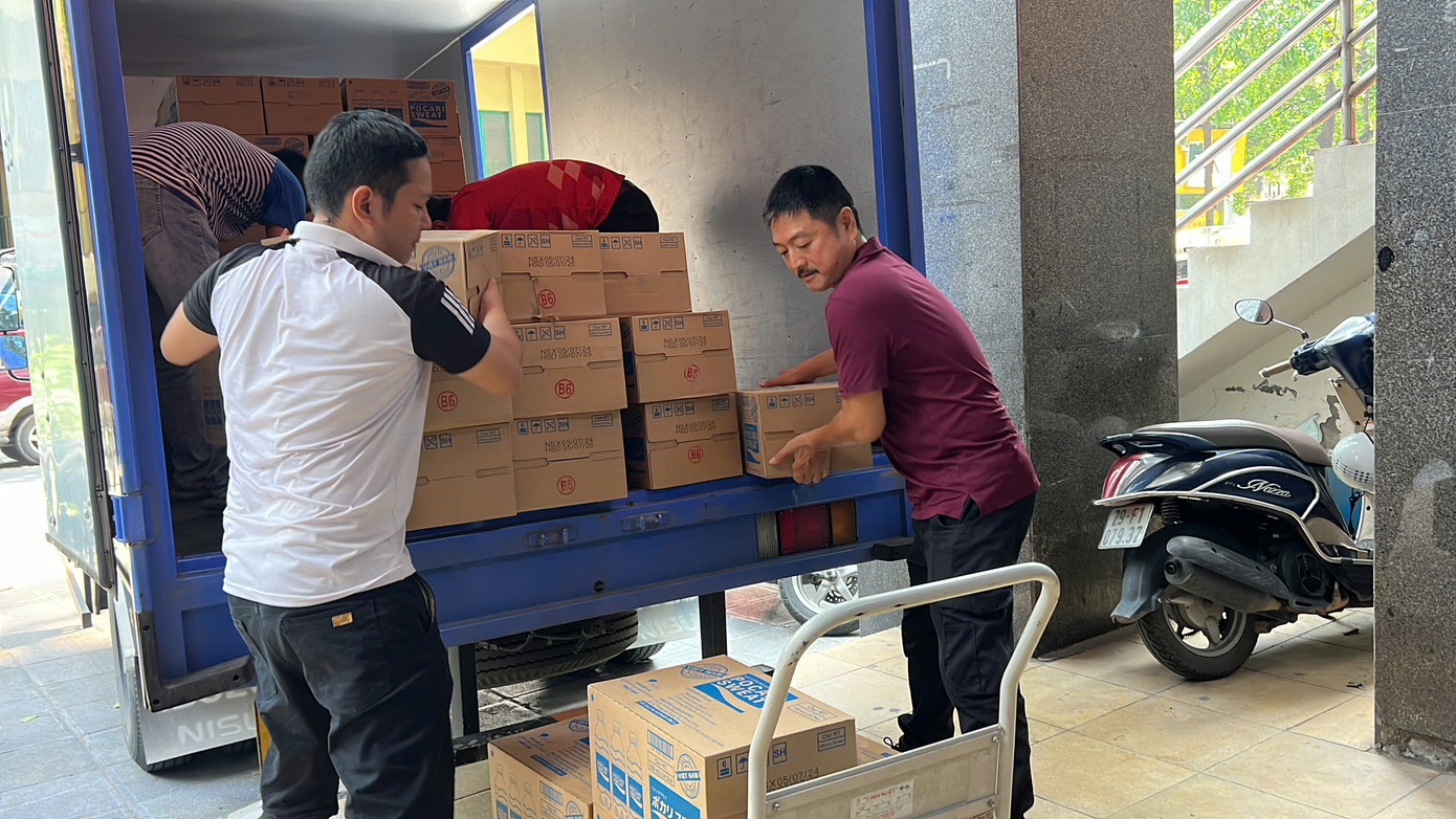 100 thùng nước Pocari Sweat 500ml được xếp gọn vào góc để chuẩn bị đưa lên đến với bà con vùng lũ.