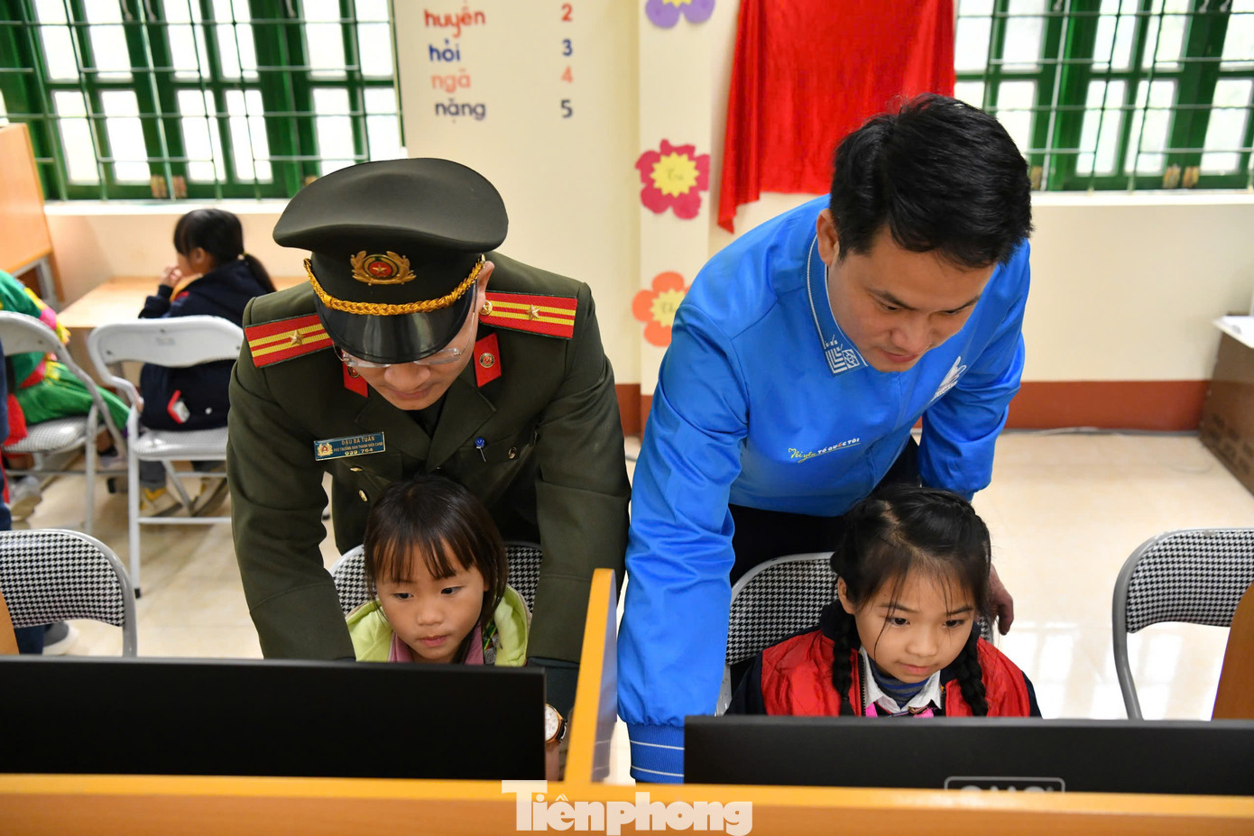 Anh Nguyễn Kim Quy – Ủy viên Ban Thường vụ, Trưởng Ban Mặt trận Thanh niên Trung ương đoàn, Phó Chủ tịch Hội LHTN Việt Nam trao tặng máy tính cho các em học sinh.