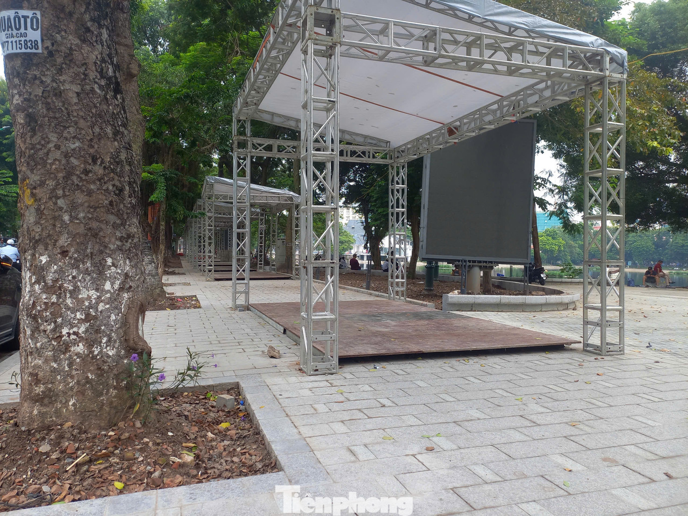 Sau khi chương trình Lễ hội quà tặng du lịch Hà Nội năm 2024 với chủ đề “Hà Nội đến để yêu - Thức quà Hà Nội” tổ chức tại phố đi bộ Trần Nhân Tông (quận Hai Bà Trưng, Hà Nội) kết thúc, sáng 26/8, nhiều gian hàng đã được tháo dỡ xong. Những gian hàng cuối cùng còn sót lại một số khung sắt, sàn gỗ đang trong giai đoạn tháo dỡ cuối cùng. Sau khi chương trình Lễ hội quà tặng du lịch Hà Nội năm 2024 với chủ đề “Hà Nội đến để yêu - Thức quà Hà Nội” tổ chức tại phố đi bộ Trần Nhân Tông (quận Hai Bà Trưng, Hà Nội) kết thúc, sáng 26/8, nhiều gian hàng đã được tháo dỡ xong. Những gian hàng cuối cùng còn sót lại một số khung sắt, sàn gỗ đang trong giai đoạn tháo dỡ cuối cùng.