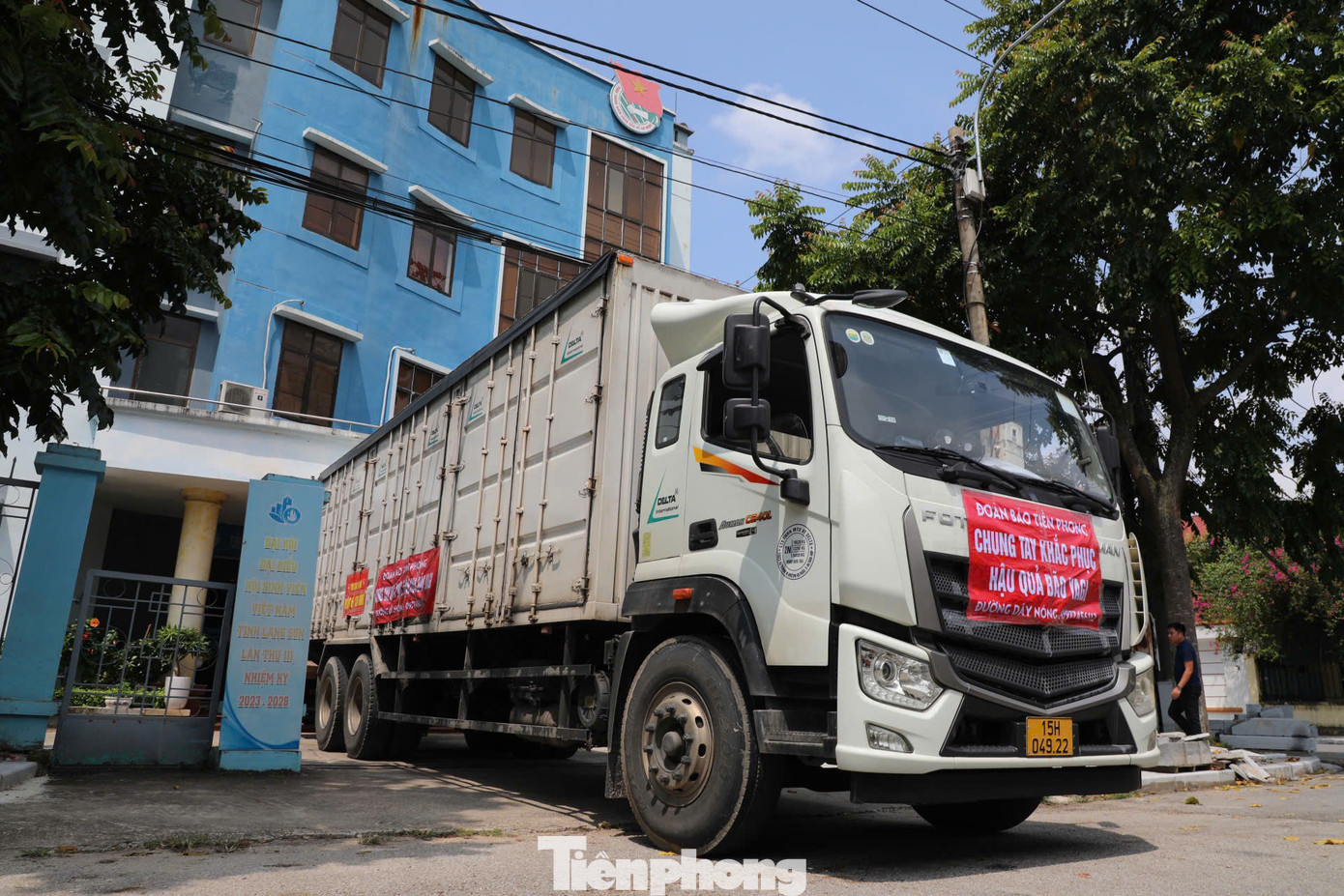 Cùng ngày, đoàn thiện nguyện báo Tiền Phong đã đến Tỉnh đoàn trao 10 triệu đồng ủng hộ hai nạn nhân khác bị tử vong do lũ bão tại Lạng Sơn. Xe tải chở hàng hóa, nhu yếu phẩm của đoàn báo Tiền Phong tại Tỉnh đoàn Lạng Sơn. Chuyến xe chở hàng đi Lạng Sơn, Cao Bằng lần này do Hiệp hội Vận tải ô tô Việt Nam và báo Giao thông kêu gọi, hỗ trợ.
