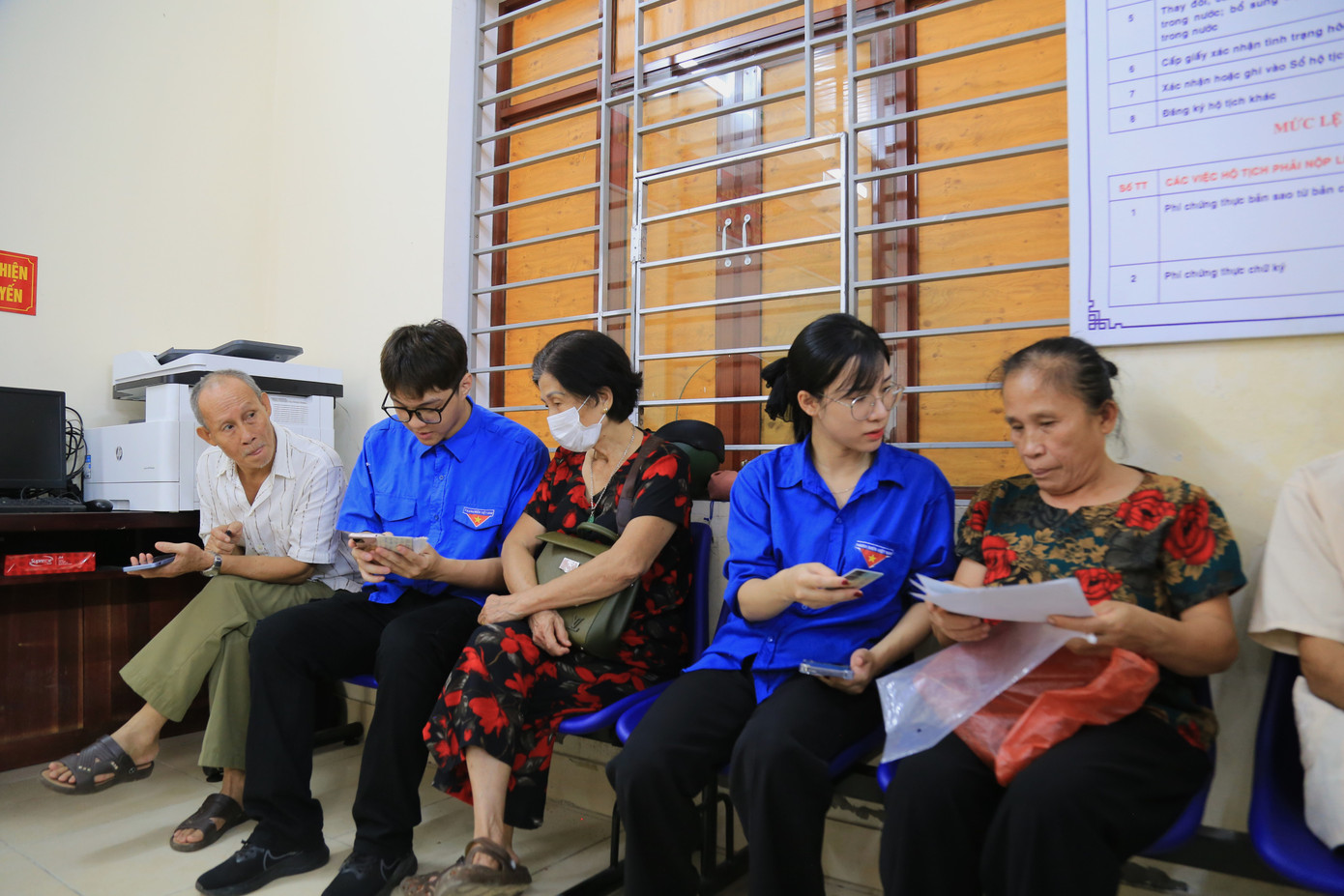 Đội hình tình nguyện tham gia phân luồng, hướng dẫn người dân cập nhật hồ sơ, thực hiện thủ tục hành chính trên Cổng dịch vụ công. Chị Nguyễn Thị Hương (phường Minh Xuân) chia sẻ: “Tôi không quen làm thủ tục trực tuyến, cũng chưa rõ sau sáp nhập, giấy tờ cần bổ sung gì. May có các bạn đoàn viên hướng dẫn nên mọi việc suôn sẻ, nhanh gọn&quot;.