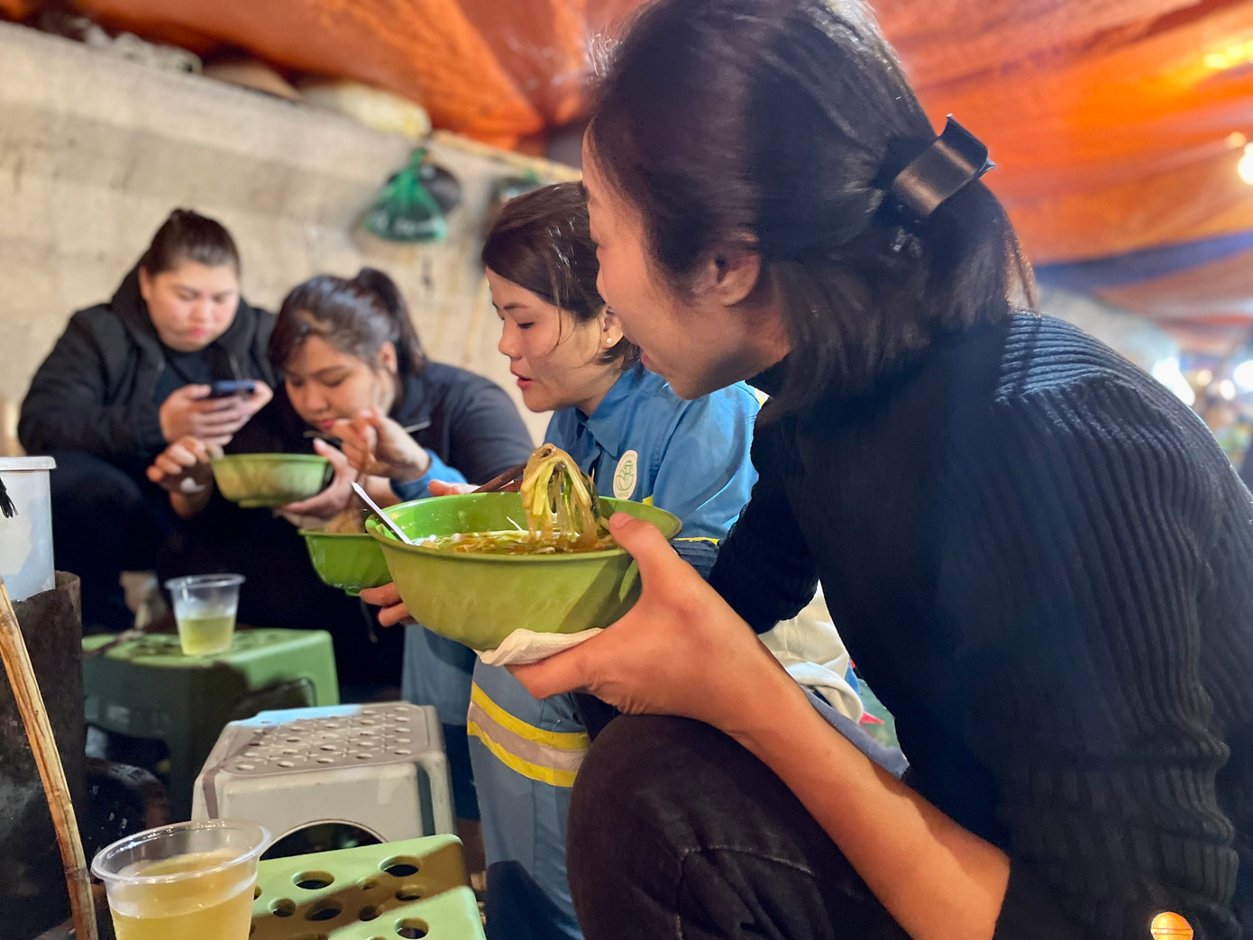 Những tô phở ấm bốc khói nghi ngút, tranh thủ giờ giải lao của người lao động.