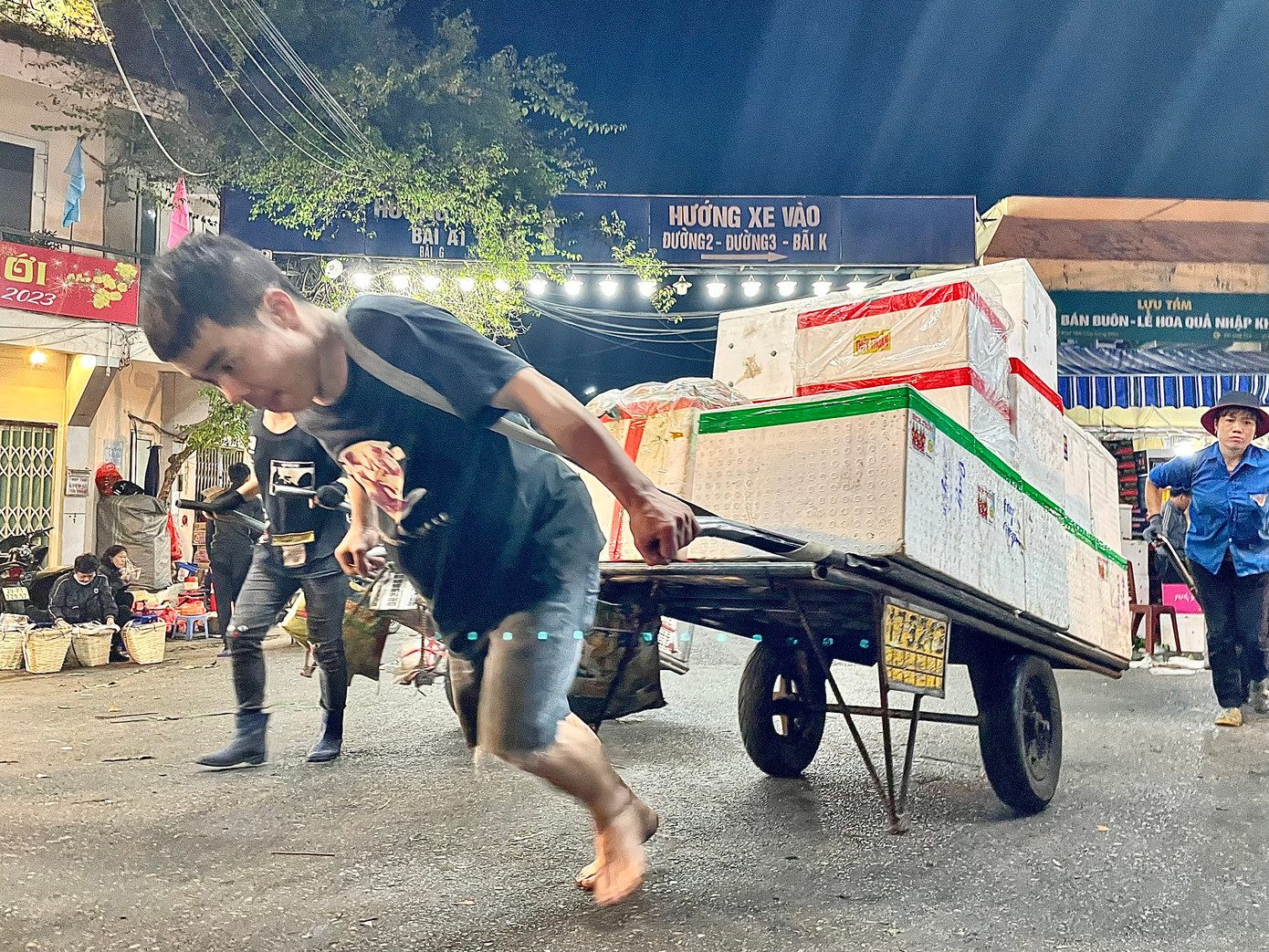 Công việc nặng nhọc nên cánh cửu vạn luôn tứa mồ hôi. Nhiều người chỉ áo cộc, chân trần trong cái giá rét gần 10 độ C.