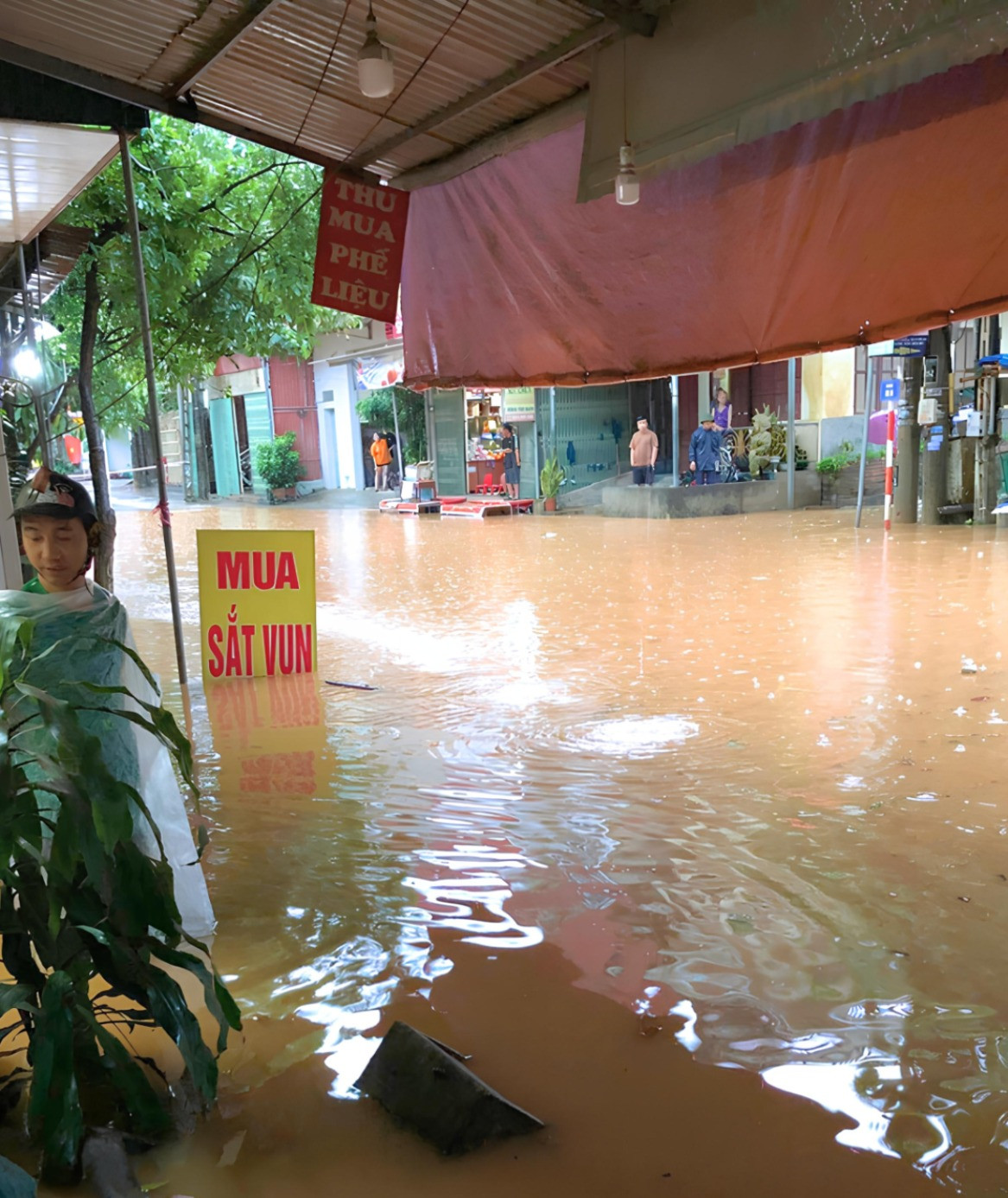 Tại khu vực phường Đồng Tâm, Tp Yên Bái vào sáng 23/5, nước ngập cao. Ảnh: NDCC. Tại khu vực phường Đồng Tâm, Tp Yên Bái vào sáng 23/5, nước ngập cao. Ảnh: NDCC.