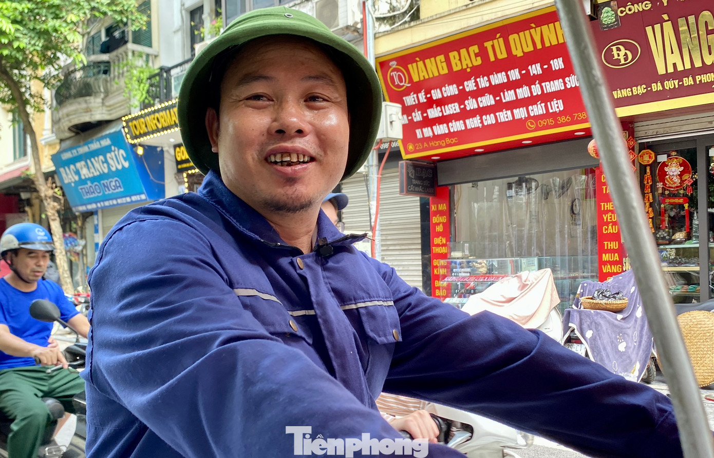 Anh Đoàn Văn Thi (39 tuổi, quê ở Nam Định) làm nghề đạp xích lô ở khu phố cổ Hà Nội hơn mười năm nay. Anh chia sẻ, thường xuyên làm việc dưới thời tiết nắng nóng rất dễ mất sức, mệt mỏi. Để chống nóng, anh Thi sắm một chiếc áo "điều hòa".