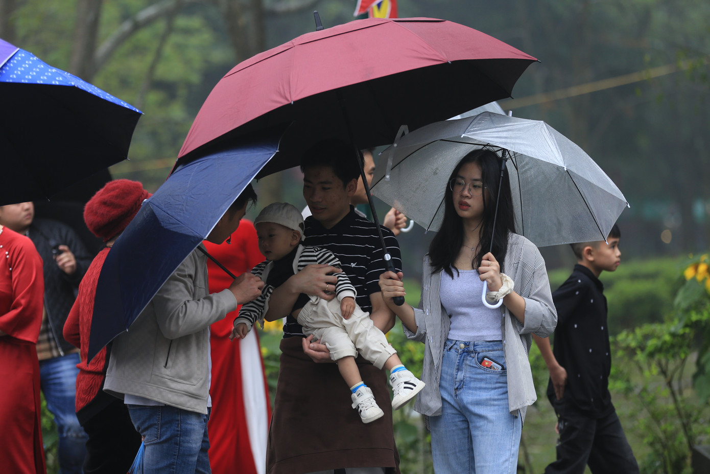 "Tôi cùng gia đình về thắp hương bày tỏ lòng thành kính. Mặc dù trời mưa gió, vẫn rất đông người đổ về Đền Hùng khiến tôi cảm thấy tự hào về tinh thần đoàn kết, lòng biết ơn nguồn cội, tổ tiên của đồng bào", chị Nguyễn Phương Anh, đến từ Hà Nội chia sẻ.