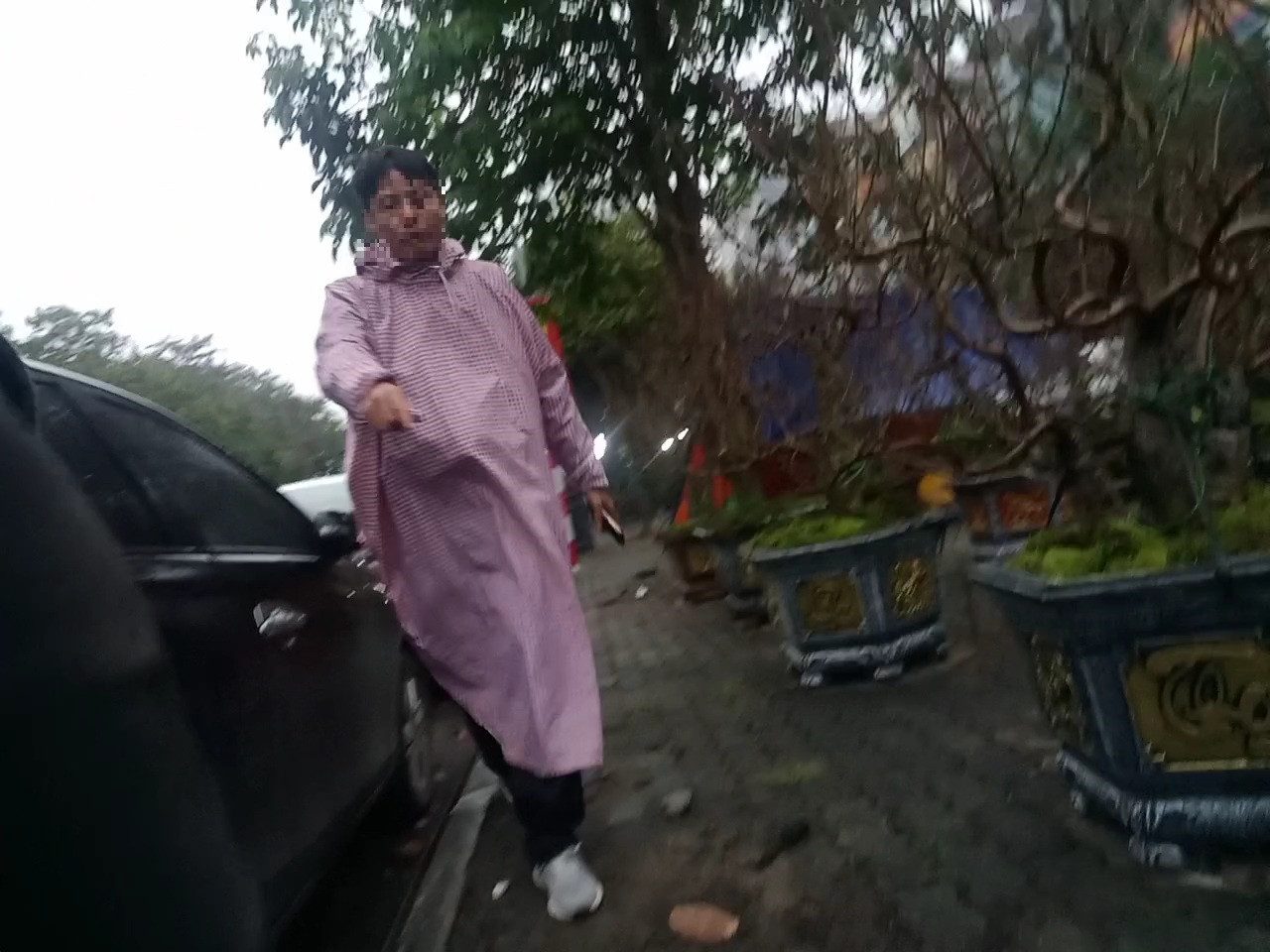 Người đàn ông tên Hưng nhận cho thuê vỉa hè phường Hà Cầu (quận Hà Đông) Người đàn ông tên Hưng nhận cho thuê vỉa hè phường Hà Cầu (quận Hà Đông)