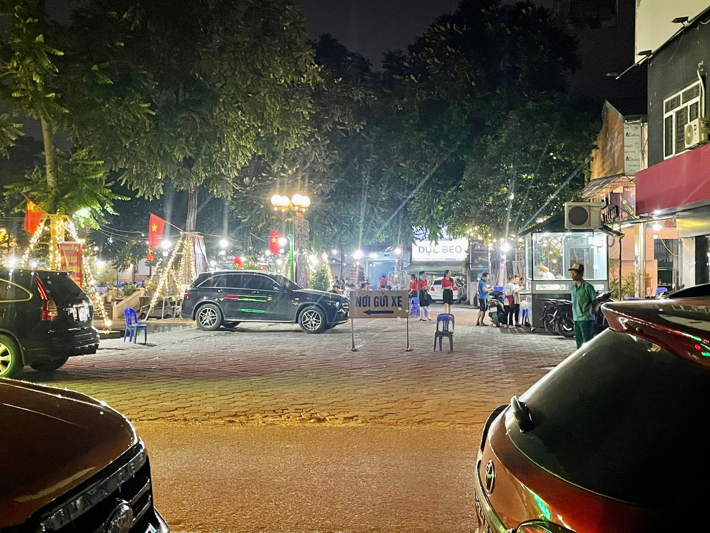 Thậm chí, đường đi quanh hồ cũng bị quán bia này đặt biển báo chặn hết đường, trở thành nơi giữ xe, gây cản trở lối ra vào của các hộ dân ở đây.