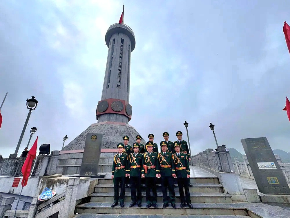 Thượng cờ tại Cột cờ Quốc gia Lũng Cú. Thượng cờ tại Cột cờ Quốc gia Lũng Cú.