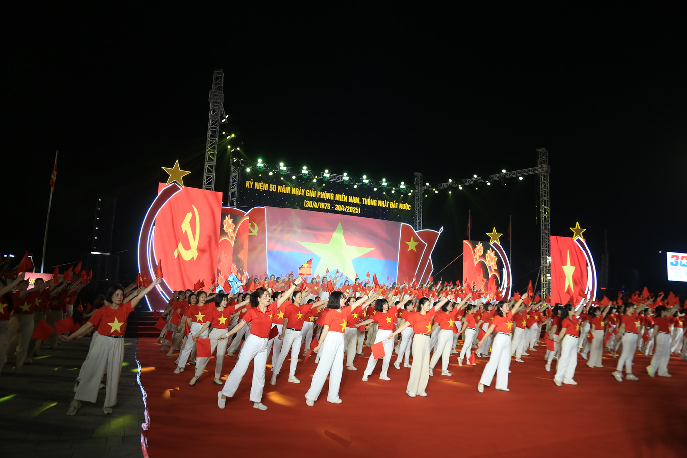 1.500 diễn viên biểu diễn tiết mục dân vũ trên nền nhạc ca khúc "Đất nước trọn niềm vui" và "Như có Bác trong ngày vui đại thắng".