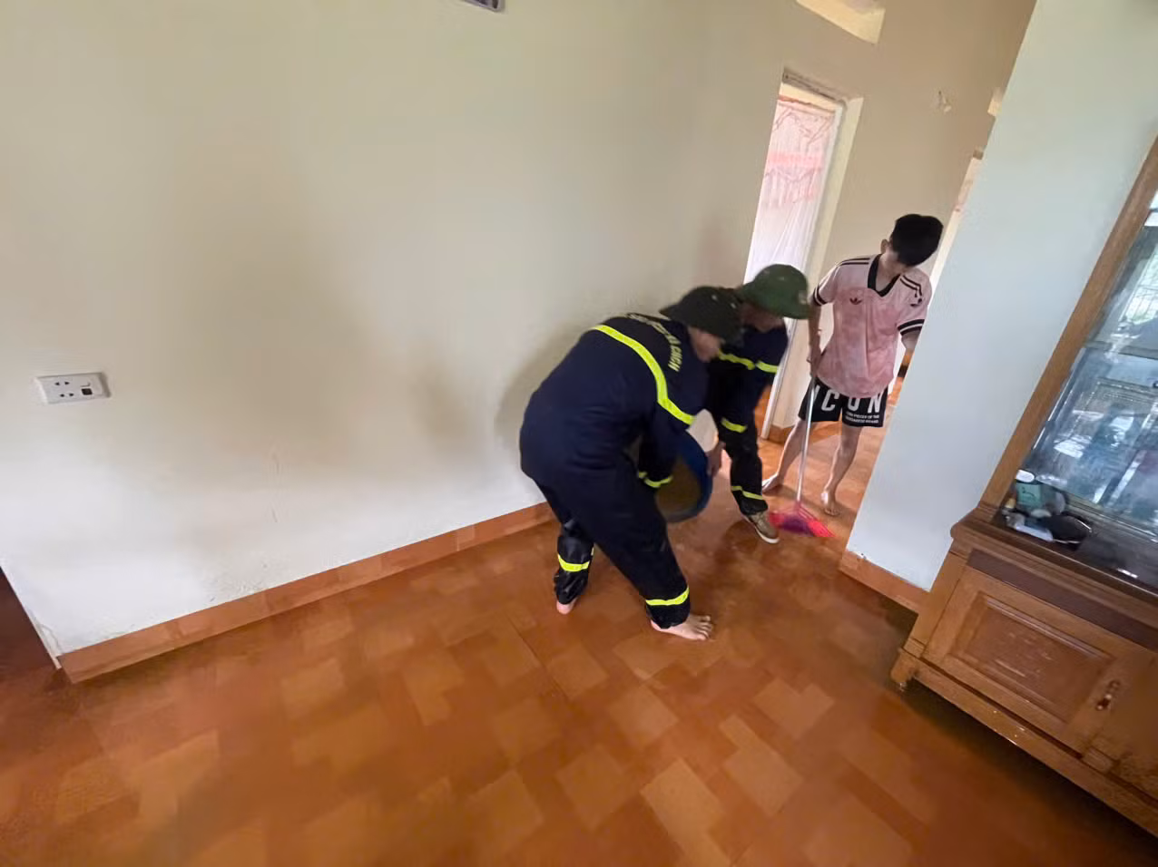 Lực lượng cứu nạn giúp bà con dọn dẹp nhà cửa.