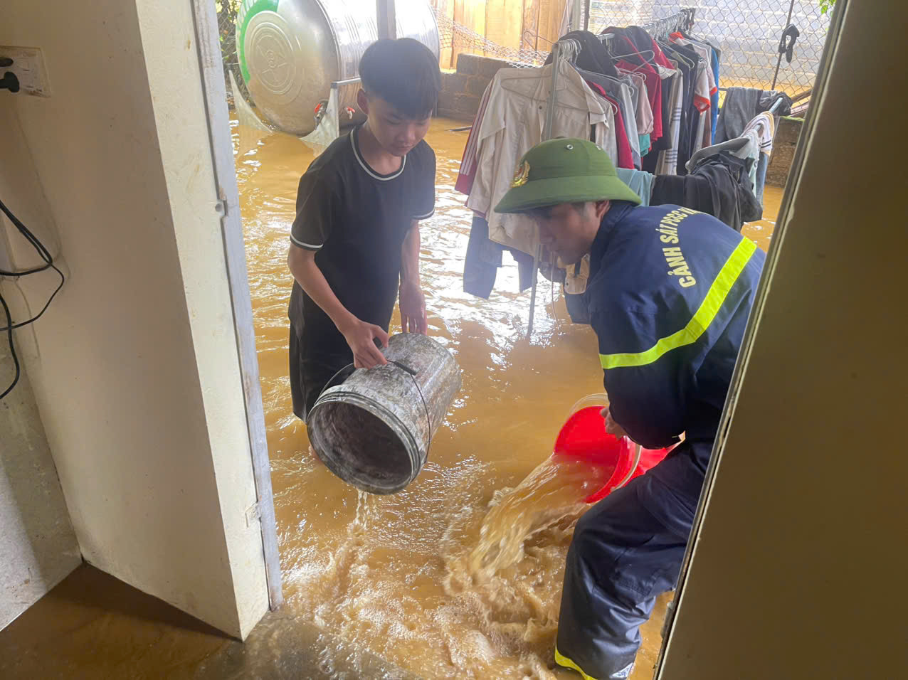 Lực lượng cứu nạn giúp bà con dọn dẹp nhà cửa.