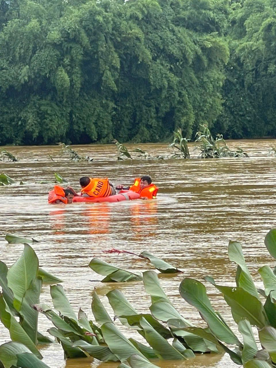 Nhiều đoạn, nước ngập sâu gần đến ngọn cây chuối, lực lượng chức năng phải bơi qua dòng nước xiết để tiếp cận hỗ trợ người dân.