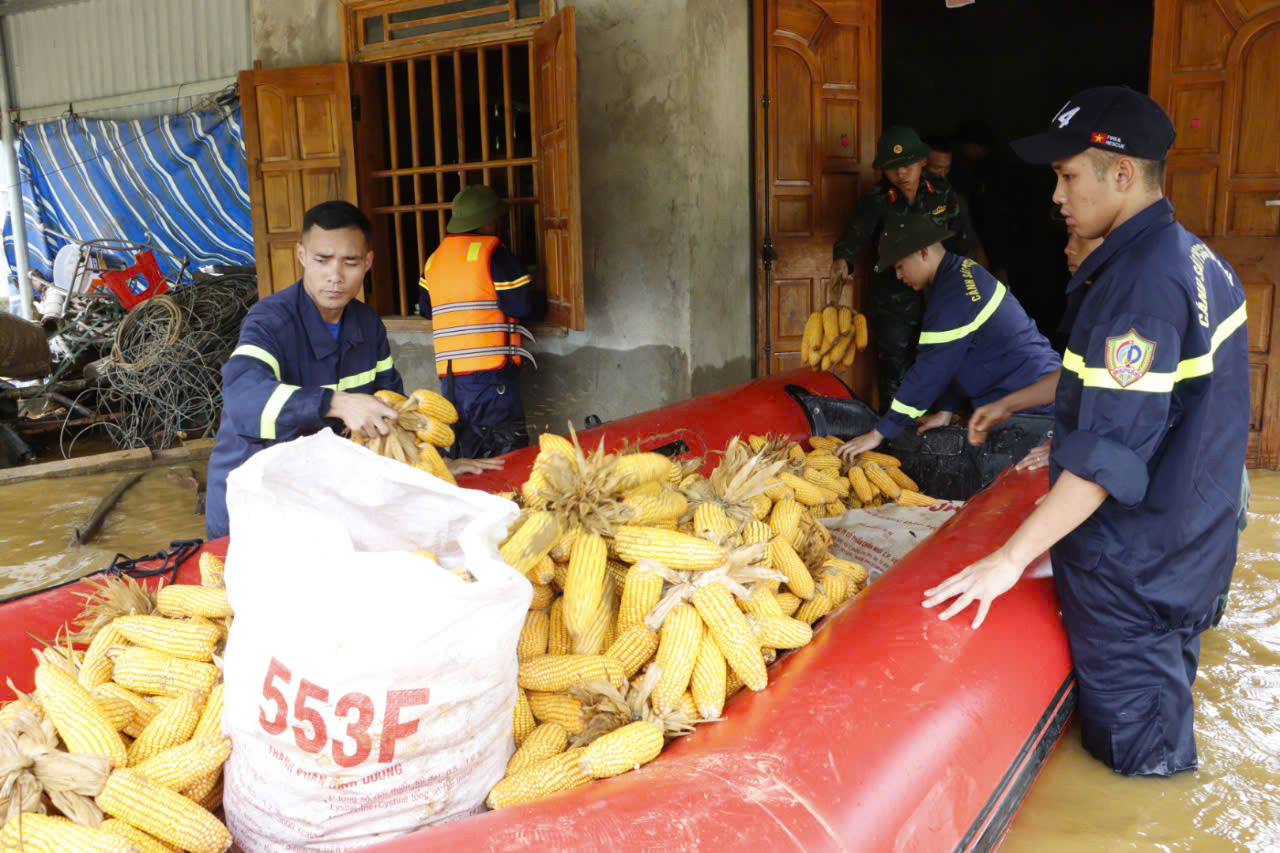 Xuồng hơi được huy động đến tận cửa từng nhà để hỗ trợ di tản người dân, vận chuyển lương thực, đồ gia dụng... ra khỏi vùng lụt.