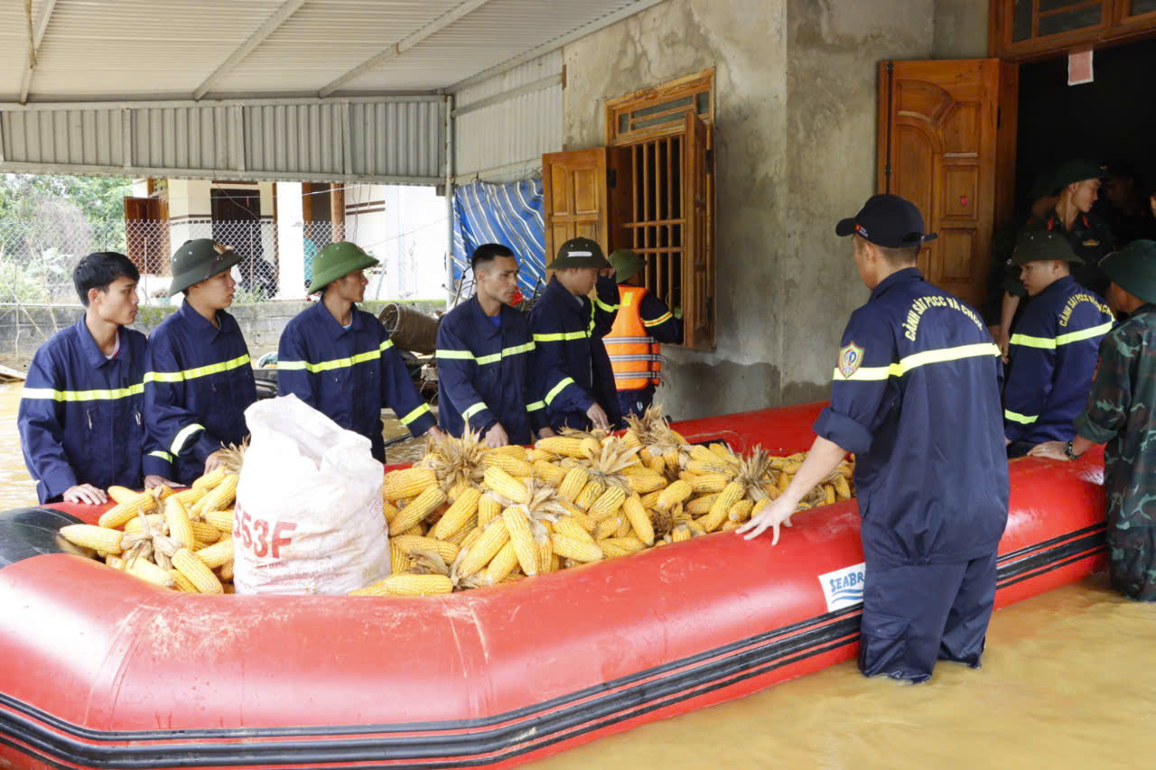 Xuồng hơi được huy động đến tận cửa từng nhà để hỗ trợ di tản người dân, vận chuyển lương thực, đồ gia dụng... ra khỏi vùng lụt.