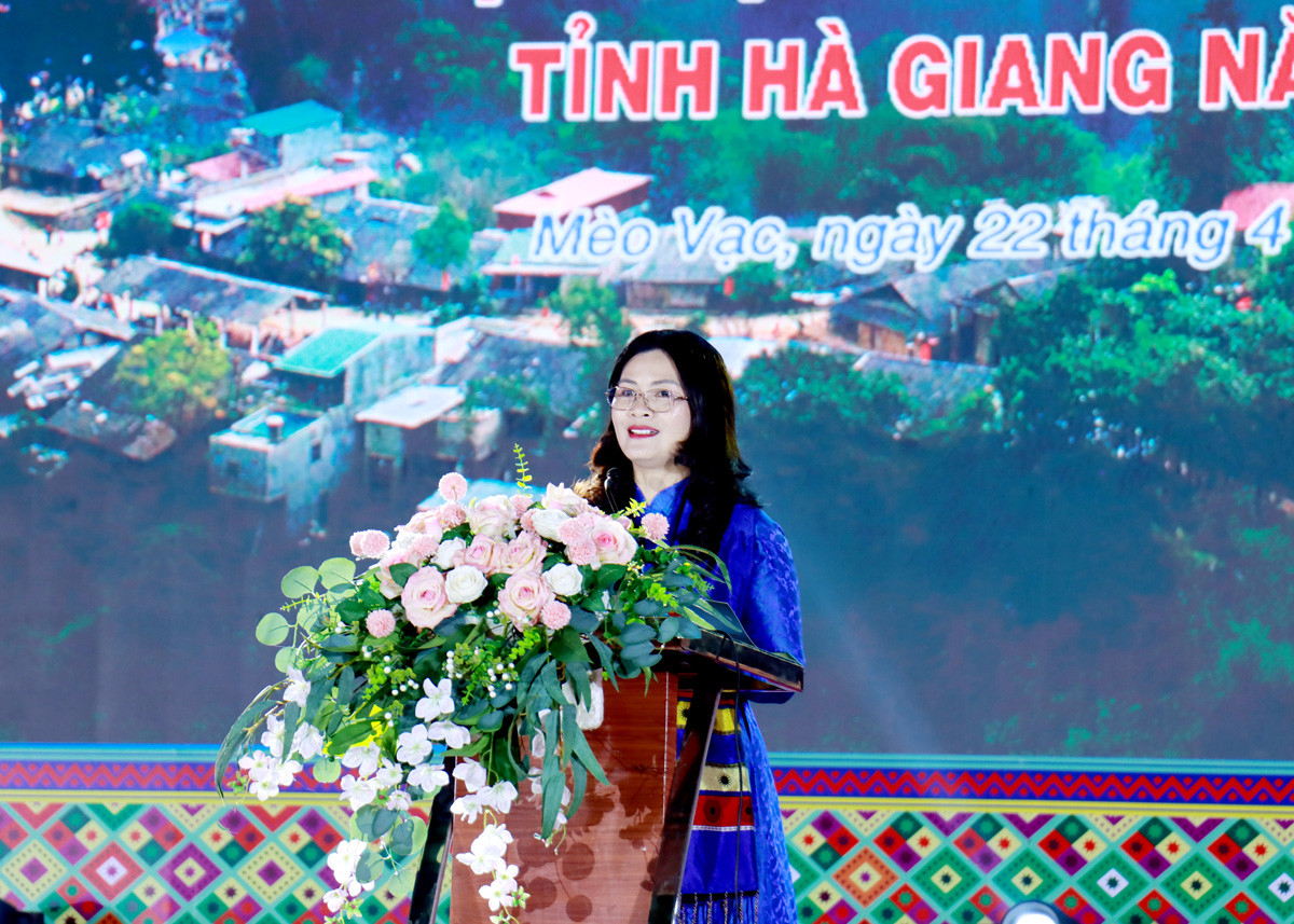 Bà Vương Ngọc Hà, Phó Chủ tịch UBND tỉnh Hà Giang phát biểu tại buổi lễ. Ảnh: Trần Kế.