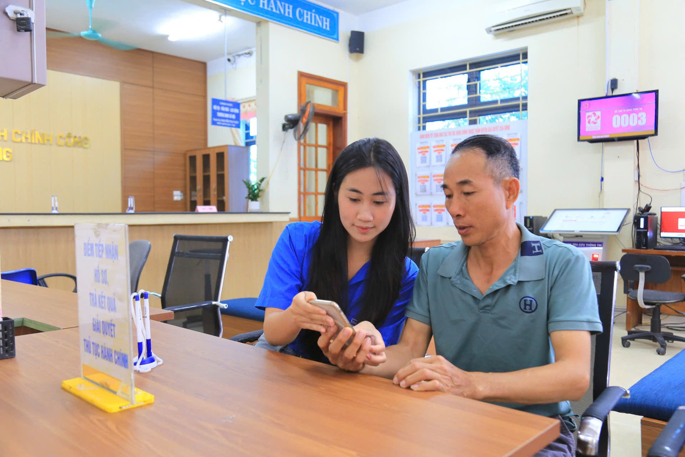 Đại diện Đoàn xã Sơn Dương cho biết, việc chính quyền địa phương thực hiện mô hình hai cấp đã giúp người dân dễ dàng hoàn thiện các thủ tục như công chứng, đất đai, hộ khẩu, khai sinh, xác nhận hộ nghèo… ngay tại địa phương một cách nhanh chóng. &quot;Nhiều người dân chưa quen với quy trình, đã được đoàn viên hỗ trợ nhập dữ liệu lên hệ thống số, hướng dẫn đến đúng bàn làm việc phù hợp với loại giấy tờ cần giải quyết&quot;, vị này nói.