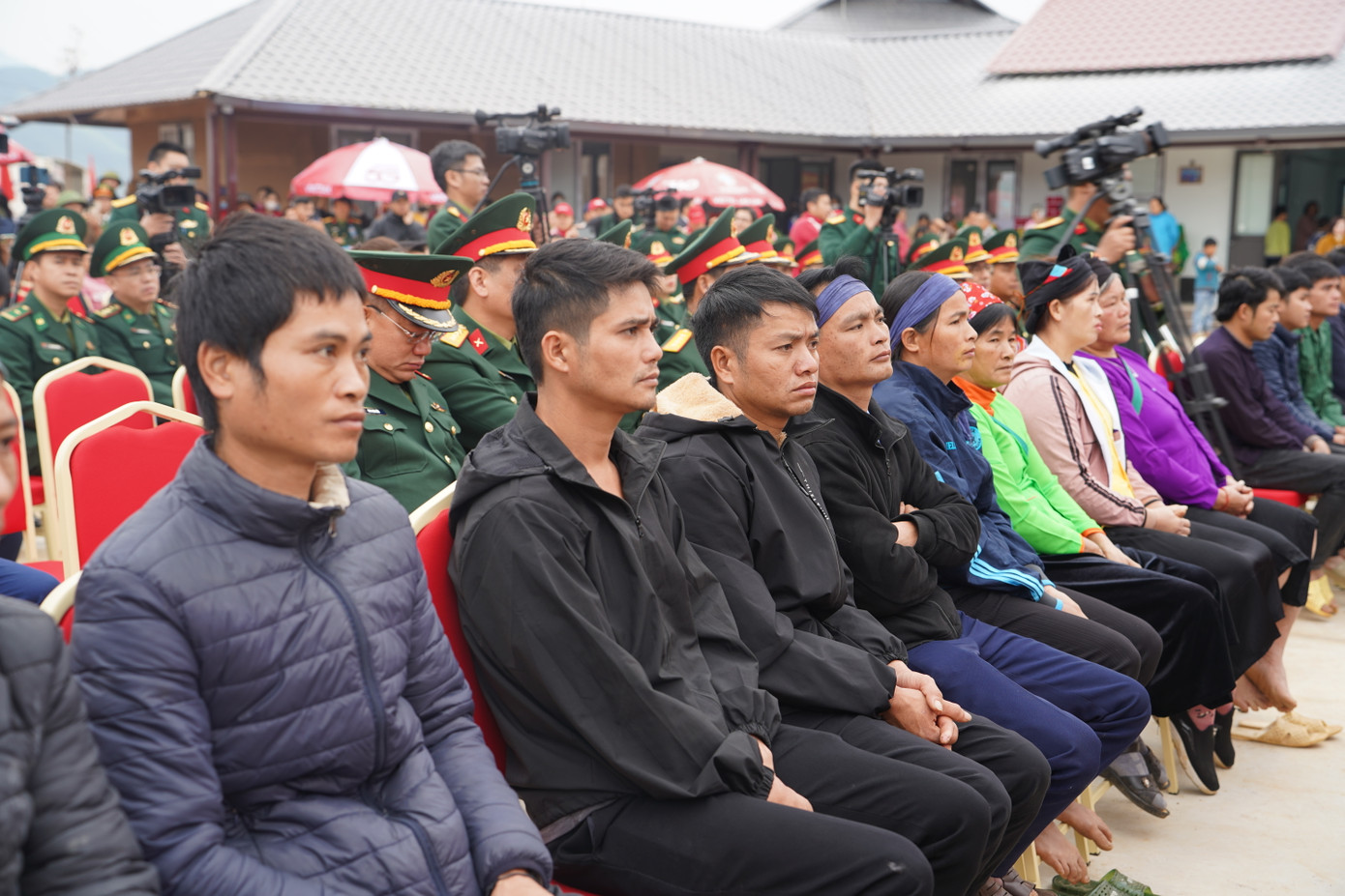 Người dân Làng Nủ trong buổi lễ bàn giao nhà, tặng quà.