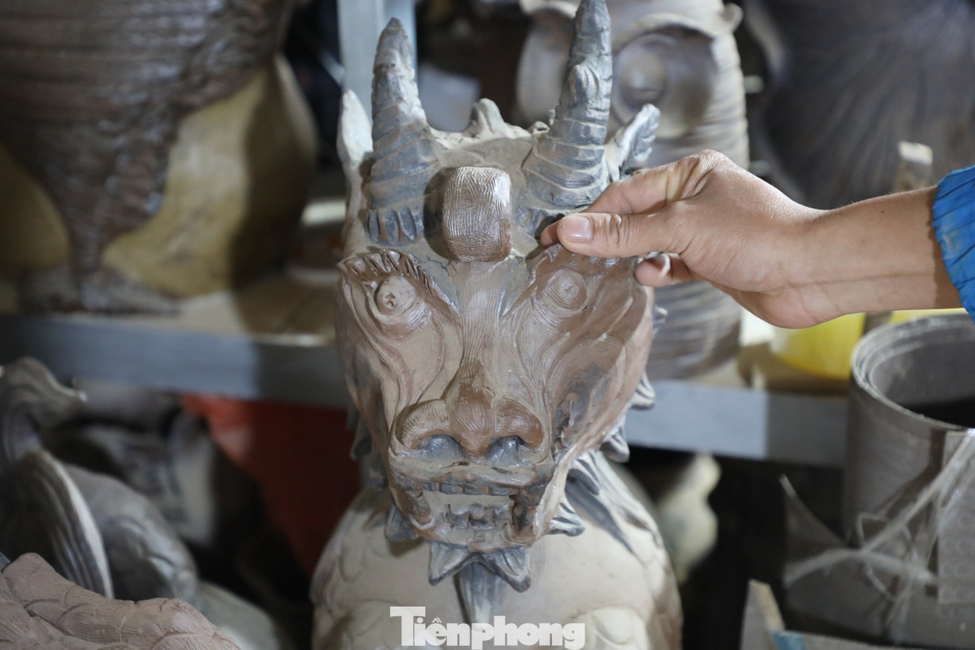 Năm nay, nghệ nhân Nguyễn Hồng Quang, 43 tuổi, đang trưng bày tại xưởng 3 sản phẩm tạo hình rồng mang tên "Đứa con của rồng", "Trứng rồng" và "Long mã". Các tác phẩm này được lấy cảm hứng từ rồng thời cổ xưa, chế tác theo phong cách đương đại.