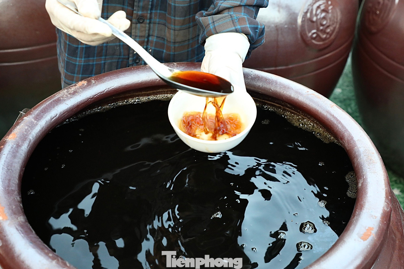 Kết thúc 3 - 4 ngày phơi nắng, nước mắm sẽ được đổ vào các chum cỡ lớn để ngoài trời, thời gian để càng lâu, mắm sẽ càng ngon (tối thiểu 3 tháng). Như vậy, tổng thời gian làm ra một mẻ nước mắm ở Sa Châu ít nhất 15 tháng. Kết thúc 3 - 4 ngày phơi nắng, nước mắm sẽ được đổ vào các chum cỡ lớn để ngoài trời, thời gian để càng lâu, mắm sẽ càng ngon (tối thiểu 3 tháng). Như vậy, tổng thời gian làm ra một mẻ nước mắm ở Sa Châu ít nhất 15 tháng.