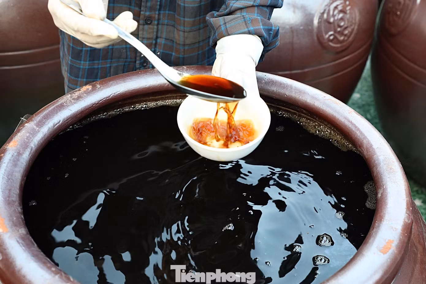 Kết thúc 3 - 4 ngày phơi nắng, nước mắm sẽ được đổ vào các chum cỡ lớn để ngoài trời, thời gian để càng lâu, mắm sẽ càng ngon (tối thiểu 3 tháng). Như vậy, tổng thời gian làm ra một mẻ nước mắm ở Sa Châu ít nhất 15 tháng.